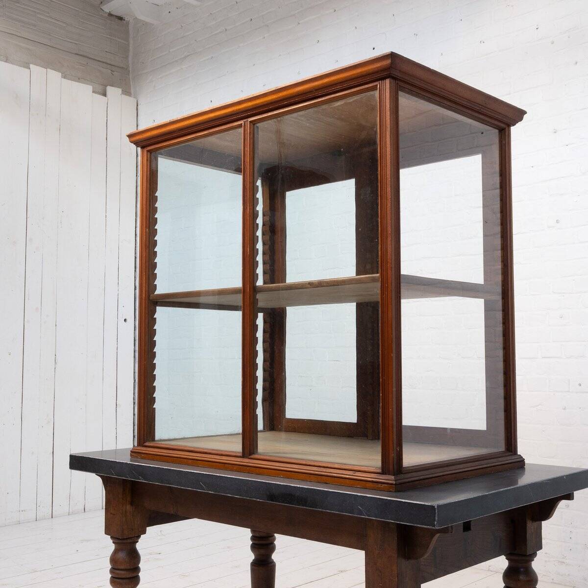 Vitrine de magasin d'antiquités, 1920