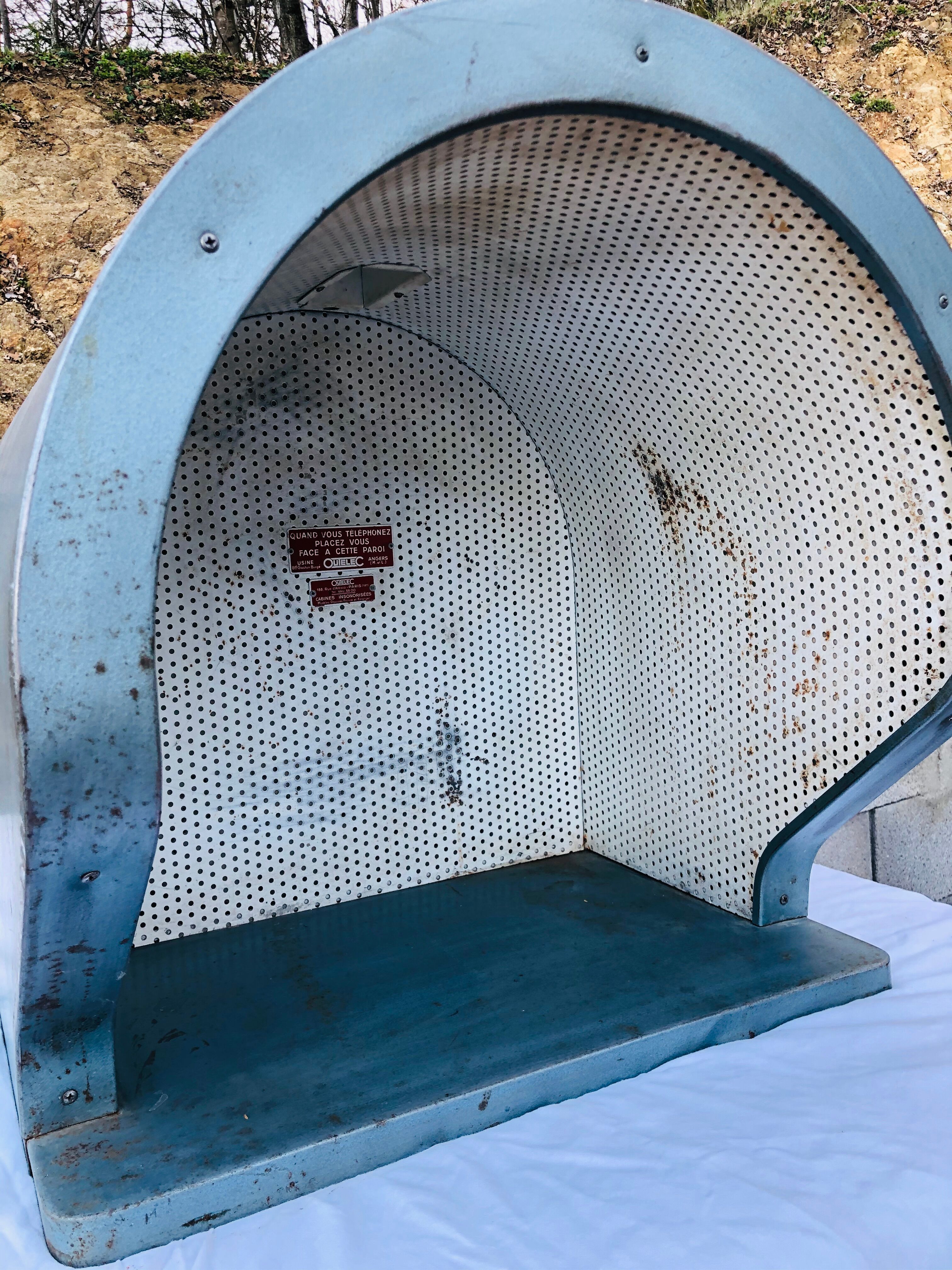 Cabine insonorisée de téléphone public