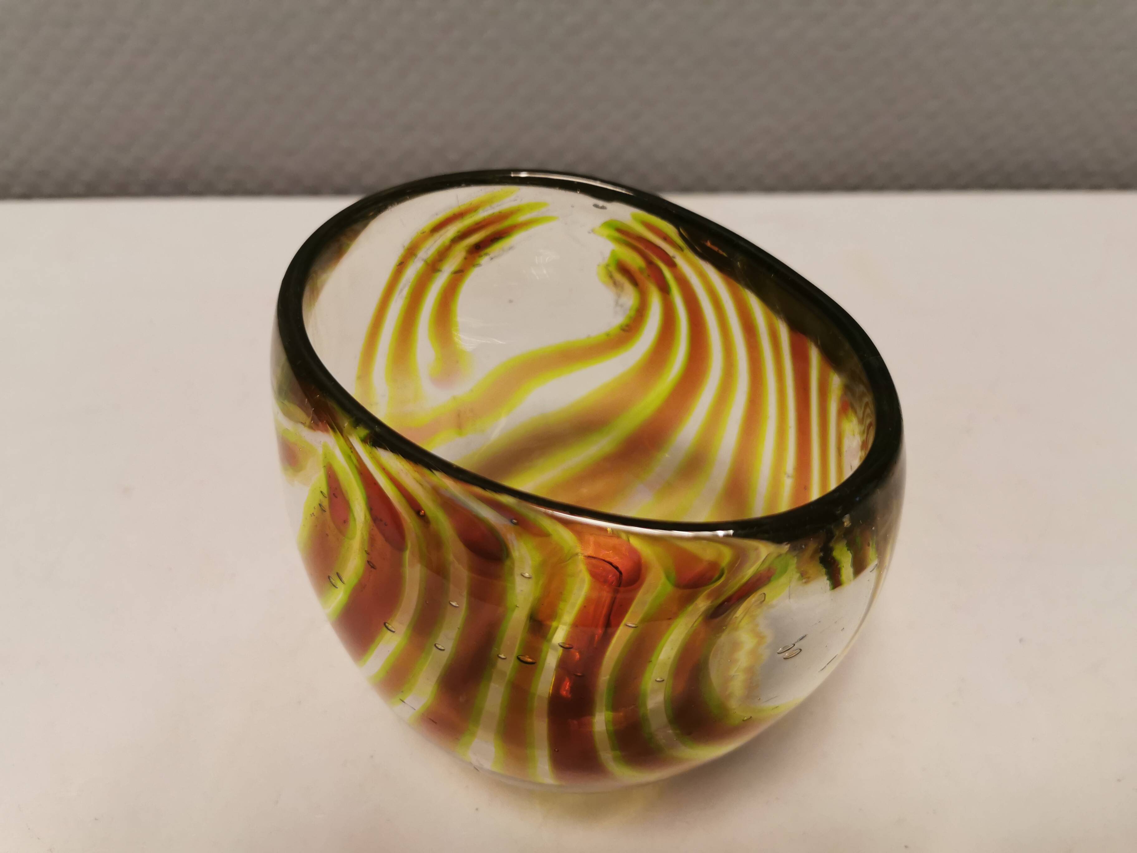 Beautiful mouth-blown vase in beautiful colours.