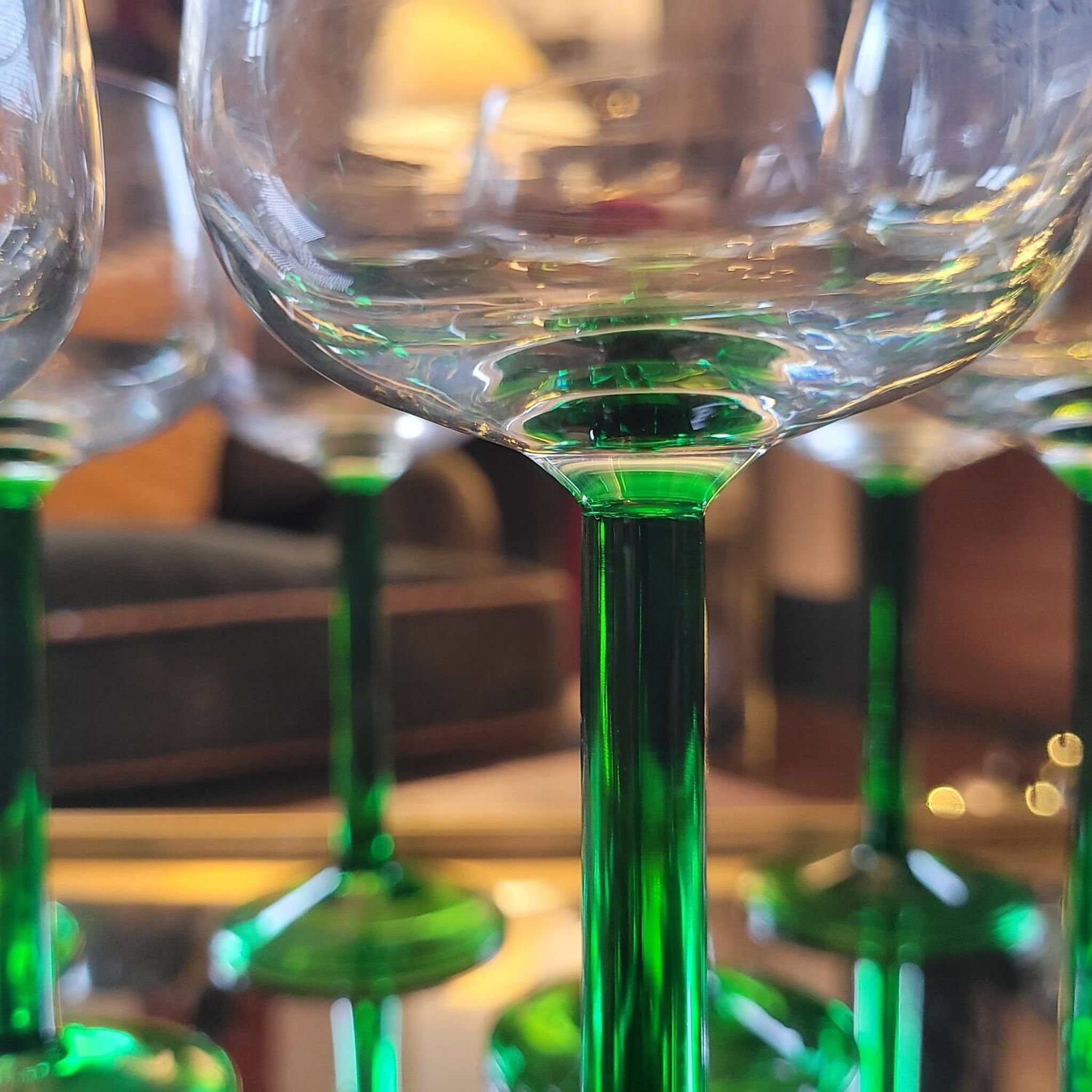 Verres d’Alsace à pied vert. Années 70