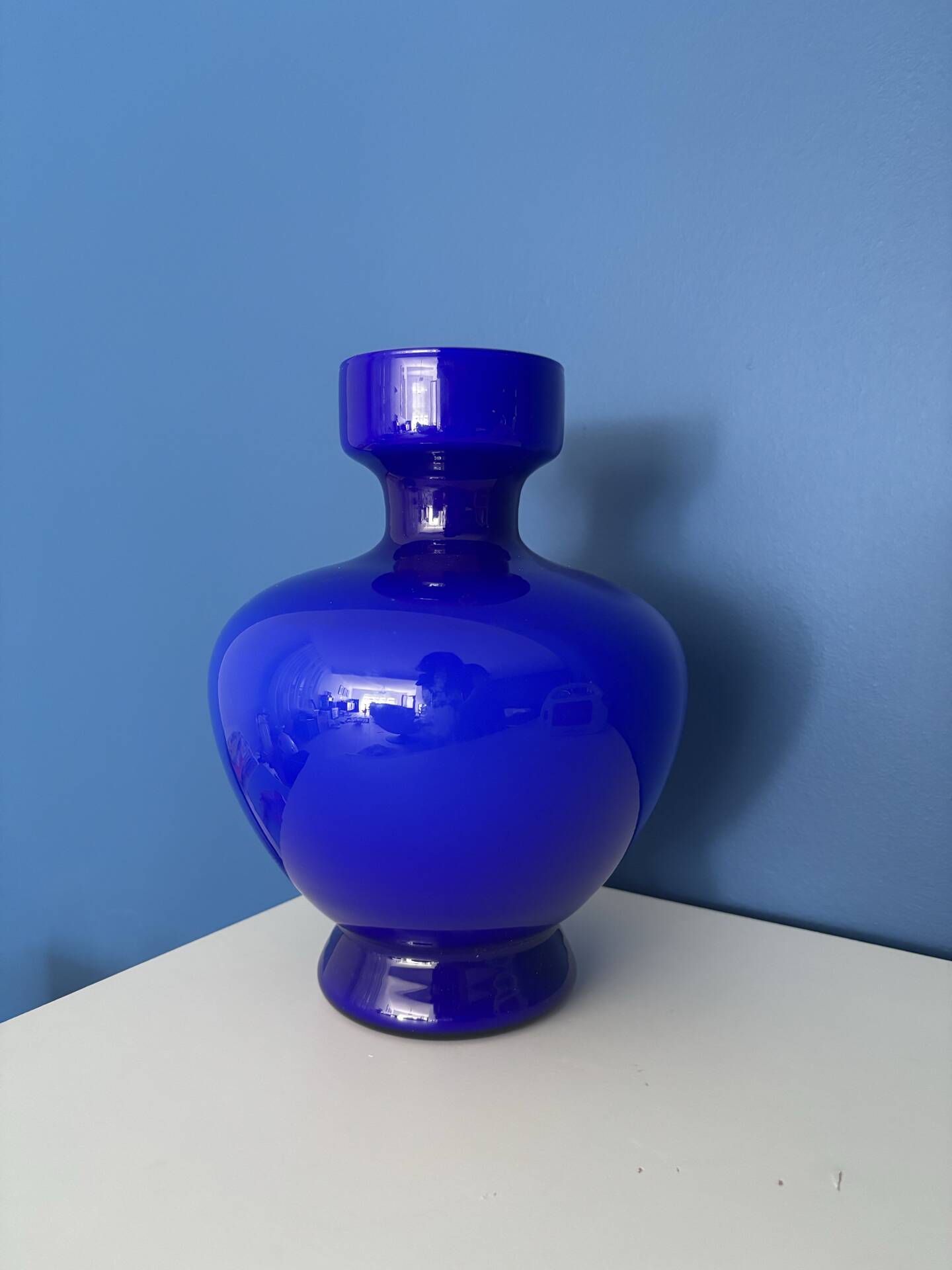 Vintage cobalt blue opaline vase – Intense blue round glass vase