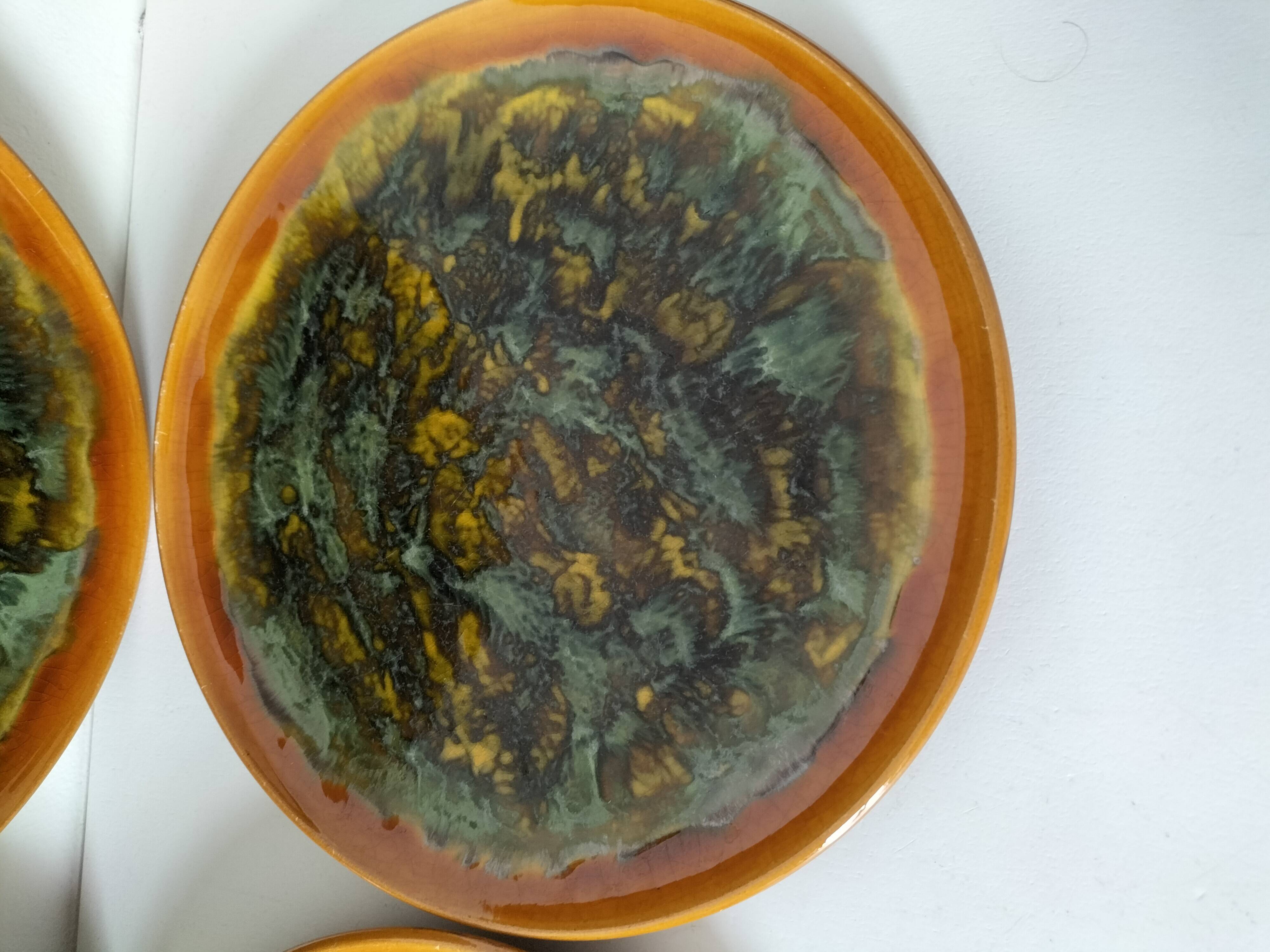 Set of 4 flamed enamel plates in green and amber from the 60s-70s.