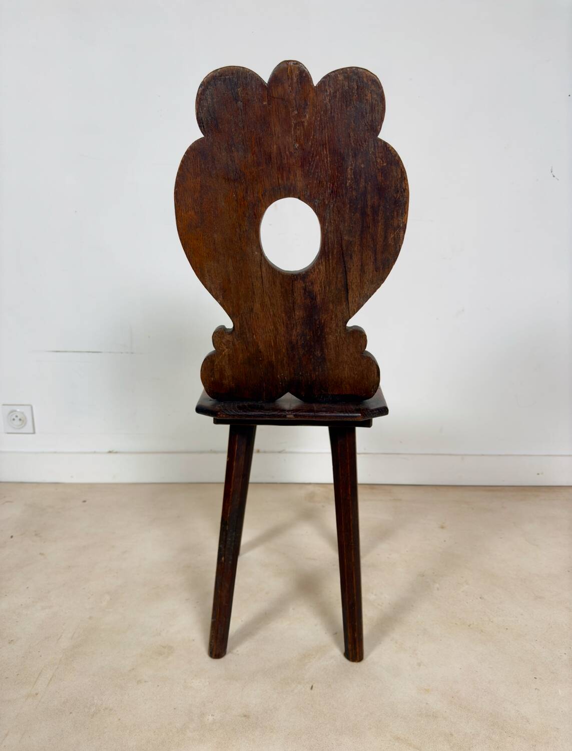 Chaise escabelle sculptée