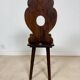 Chaise escabelle sculptée