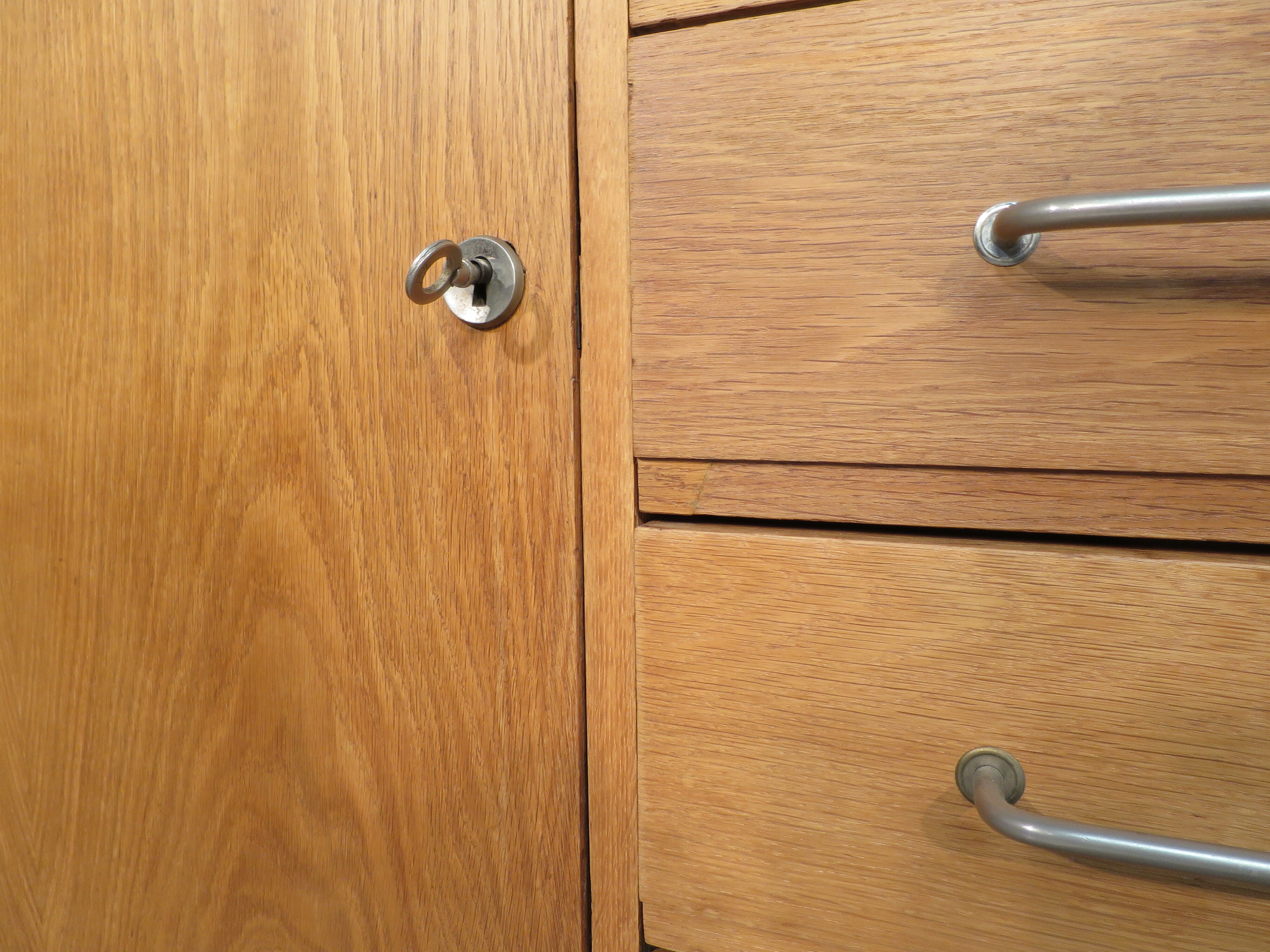 Vintage chest of drawers at bords