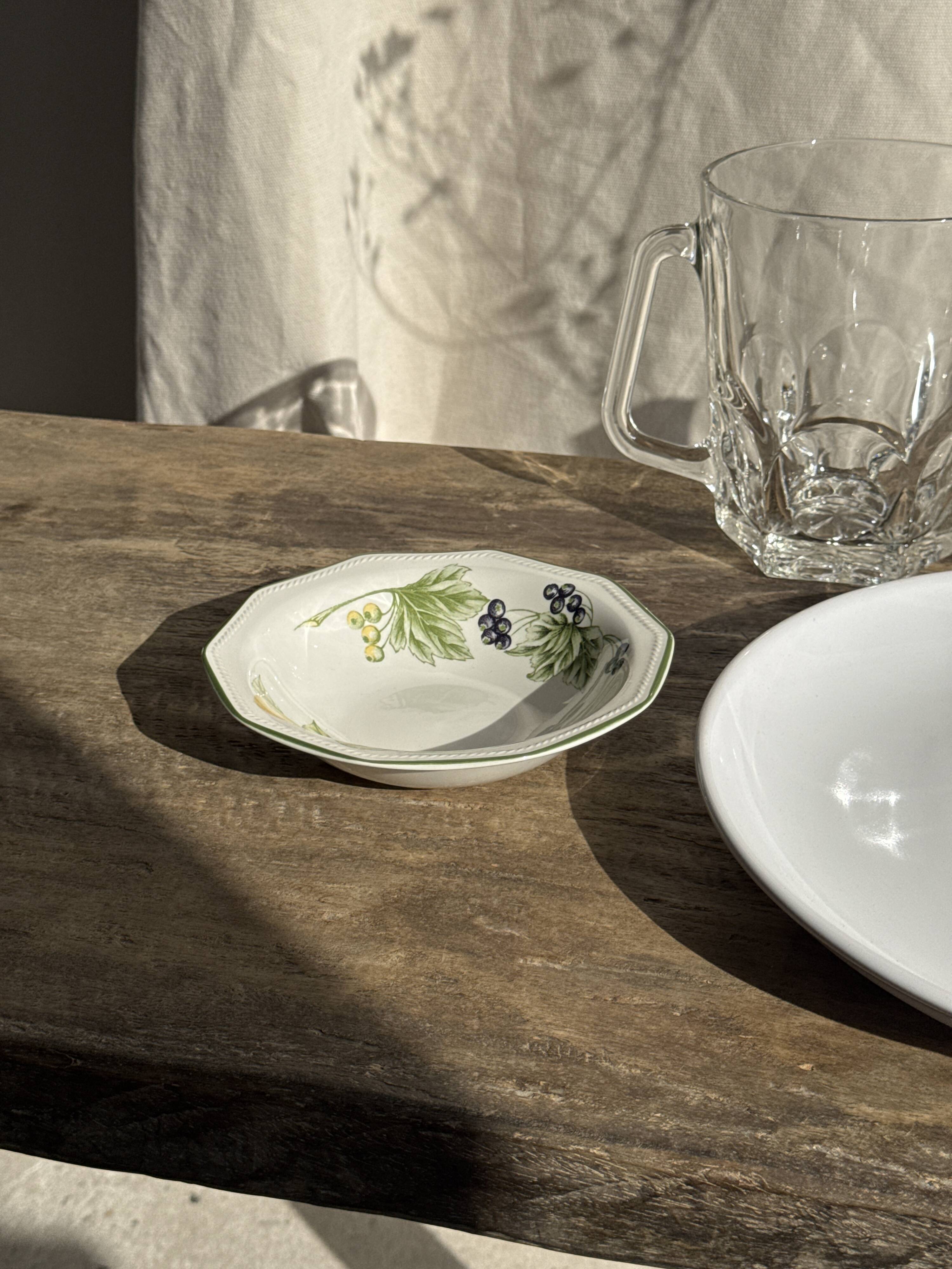 Set of 11 fruit-patterned bowls The Chartwell Collection England D17