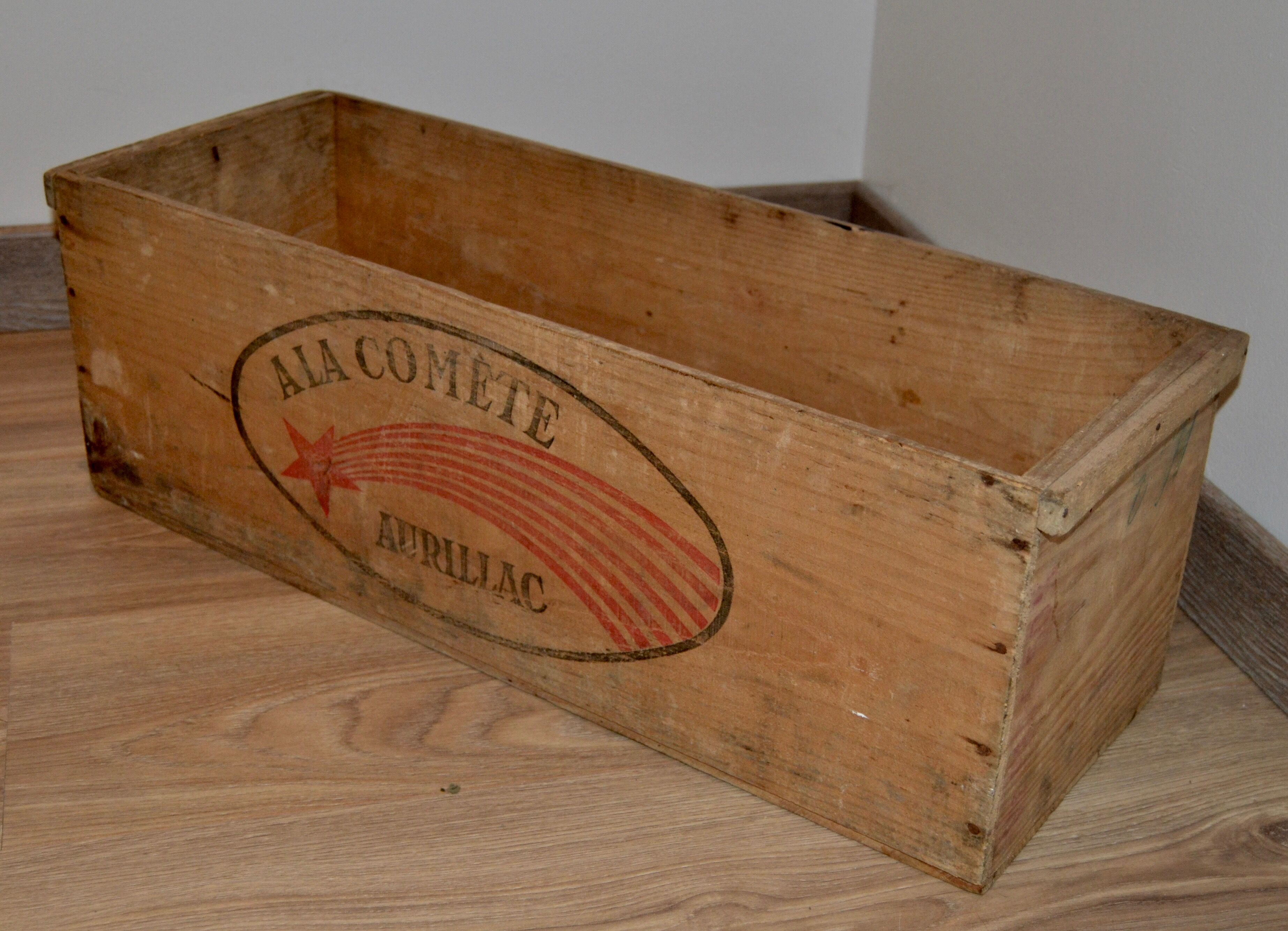 Old wooden box "has the comet" Aurillac