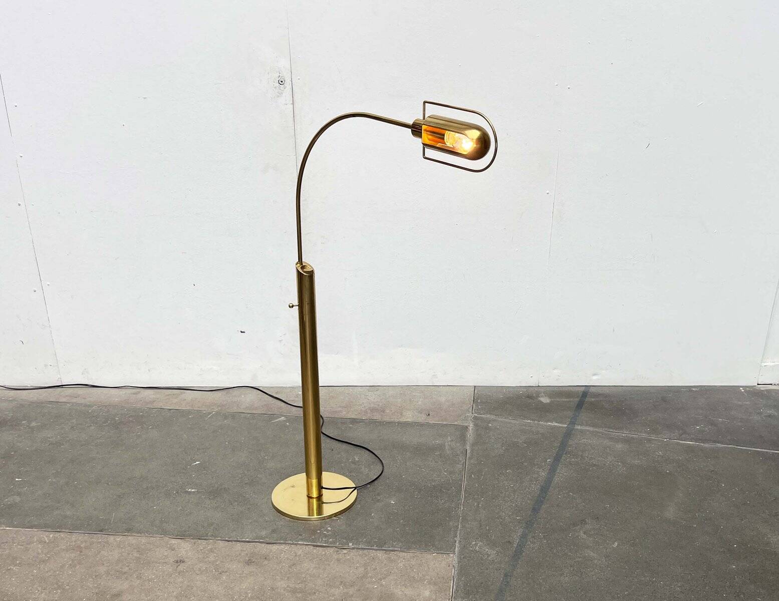 Vintage Hollywood Regency brass floor lamp by designer Florian Schulz, 1970s.