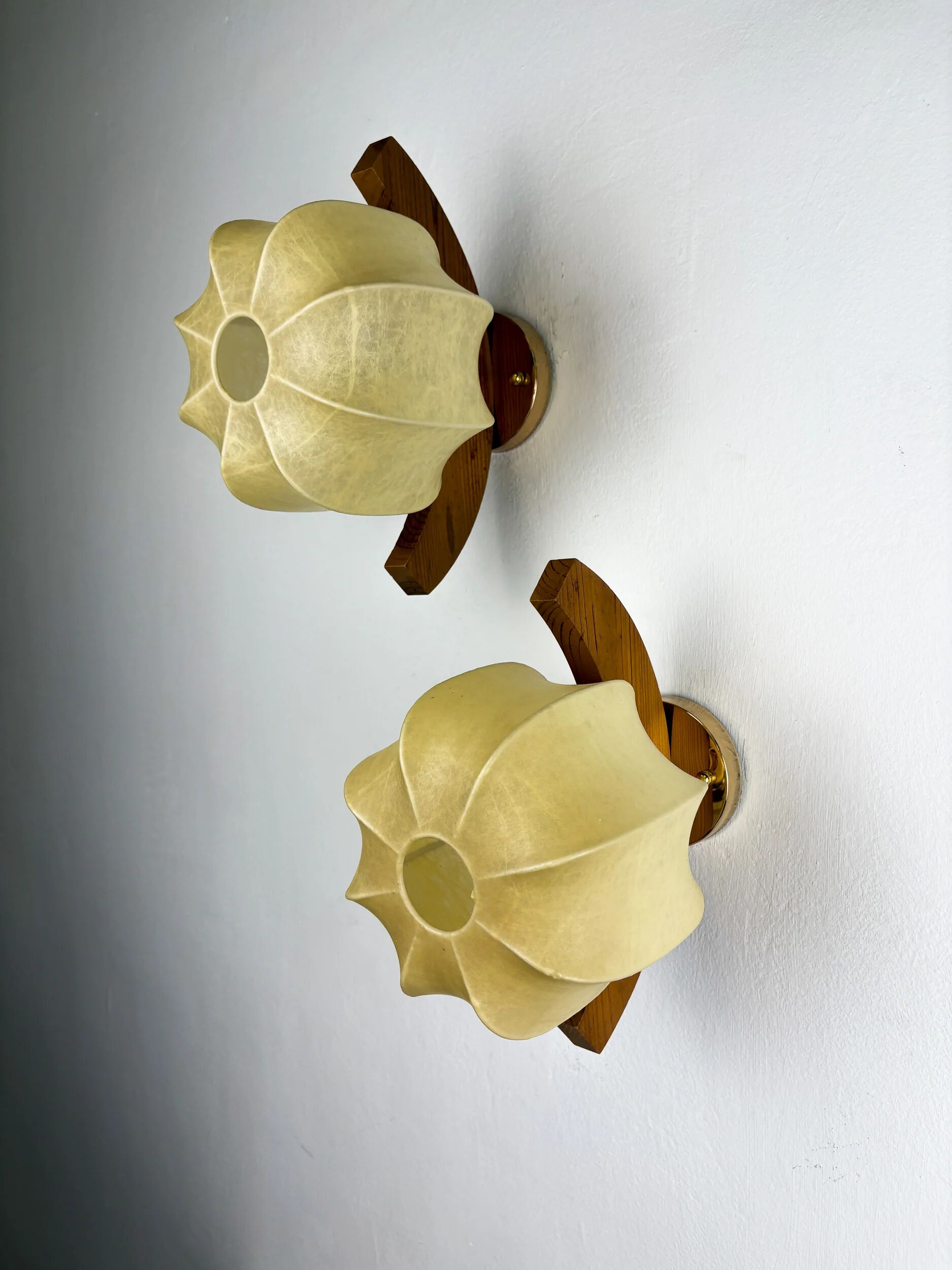 Pair of "Cocoon" wall lights, resin and pine, Italy, 1970s