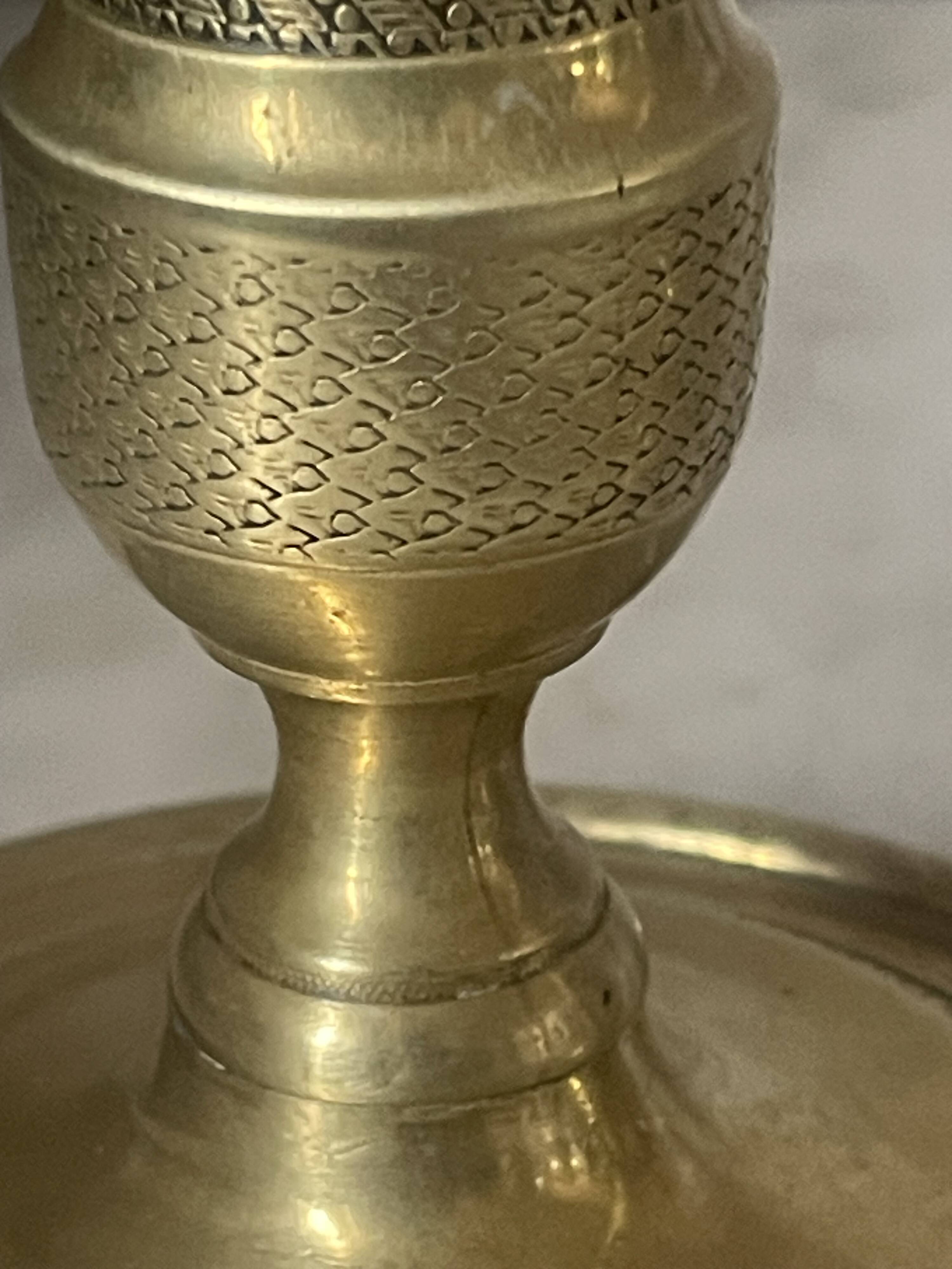 Pair of chiselled brass candlesticks from the 19th century.