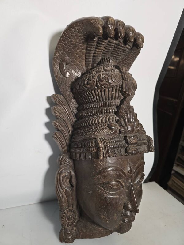 Ancienne Sculpture masque indien en bois sculpté divinité au Cobra