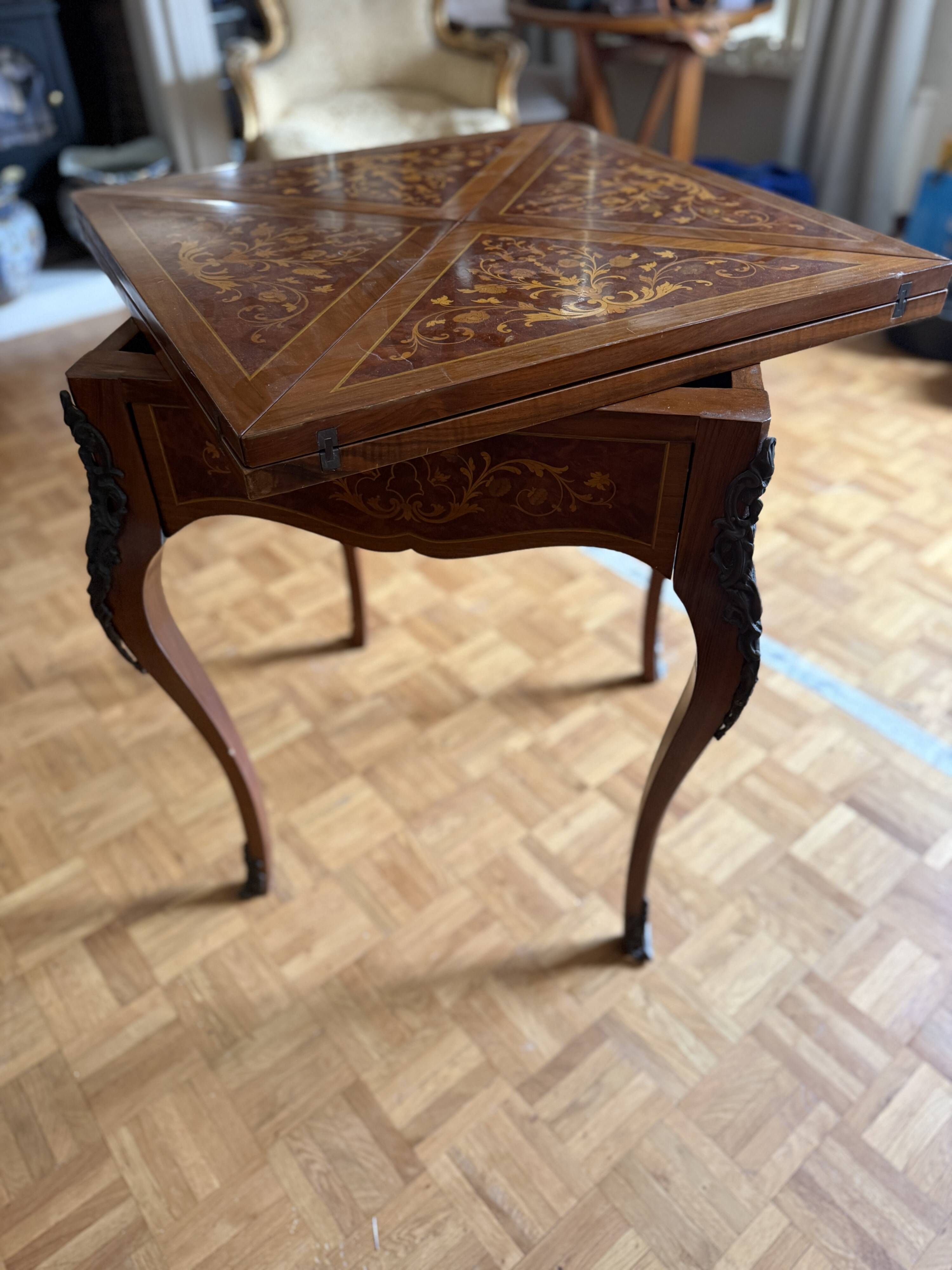 Table à jeux mouchoir style Louis XV marqueterie échecs