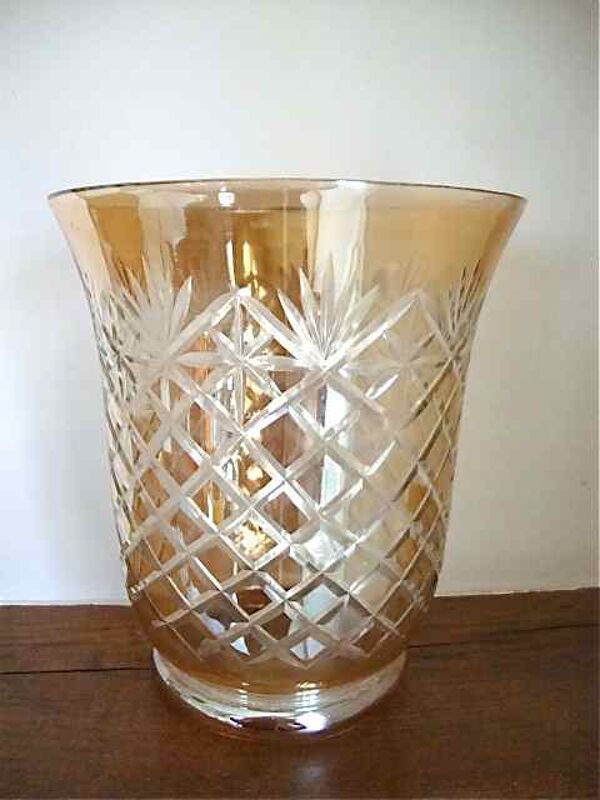 Vase en cristal taillé irisé couleur ambre