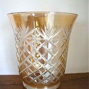 Vase en cristal taillé irisé couleur ambre
