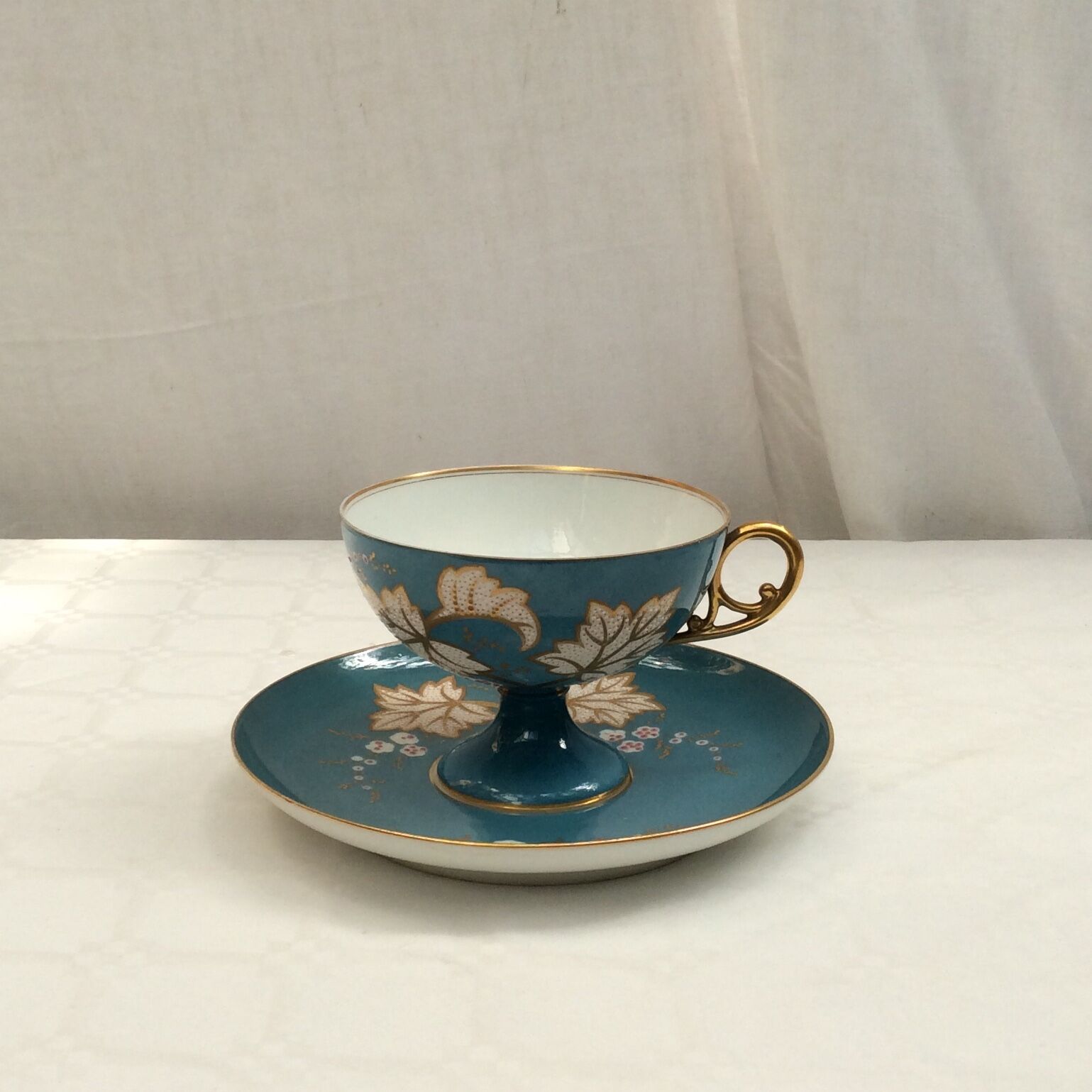 Ancienne tasse et soucoupe à chocolat en porcelaine de Paris Dimension : hauteur -8,5cm- D-11,5cm-