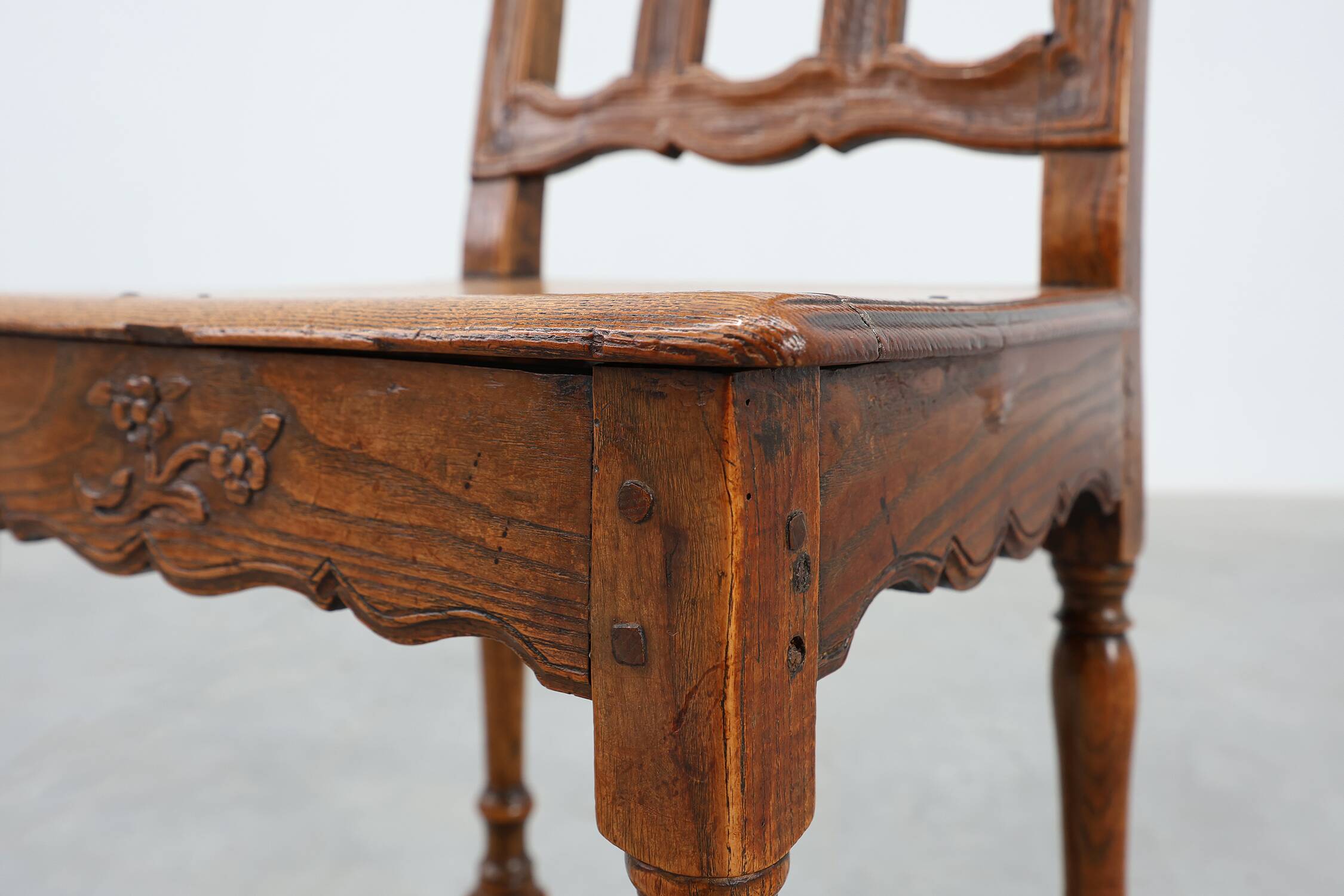 Chaise d'appoint en chêne sculpté, France, XVIIIe siècle