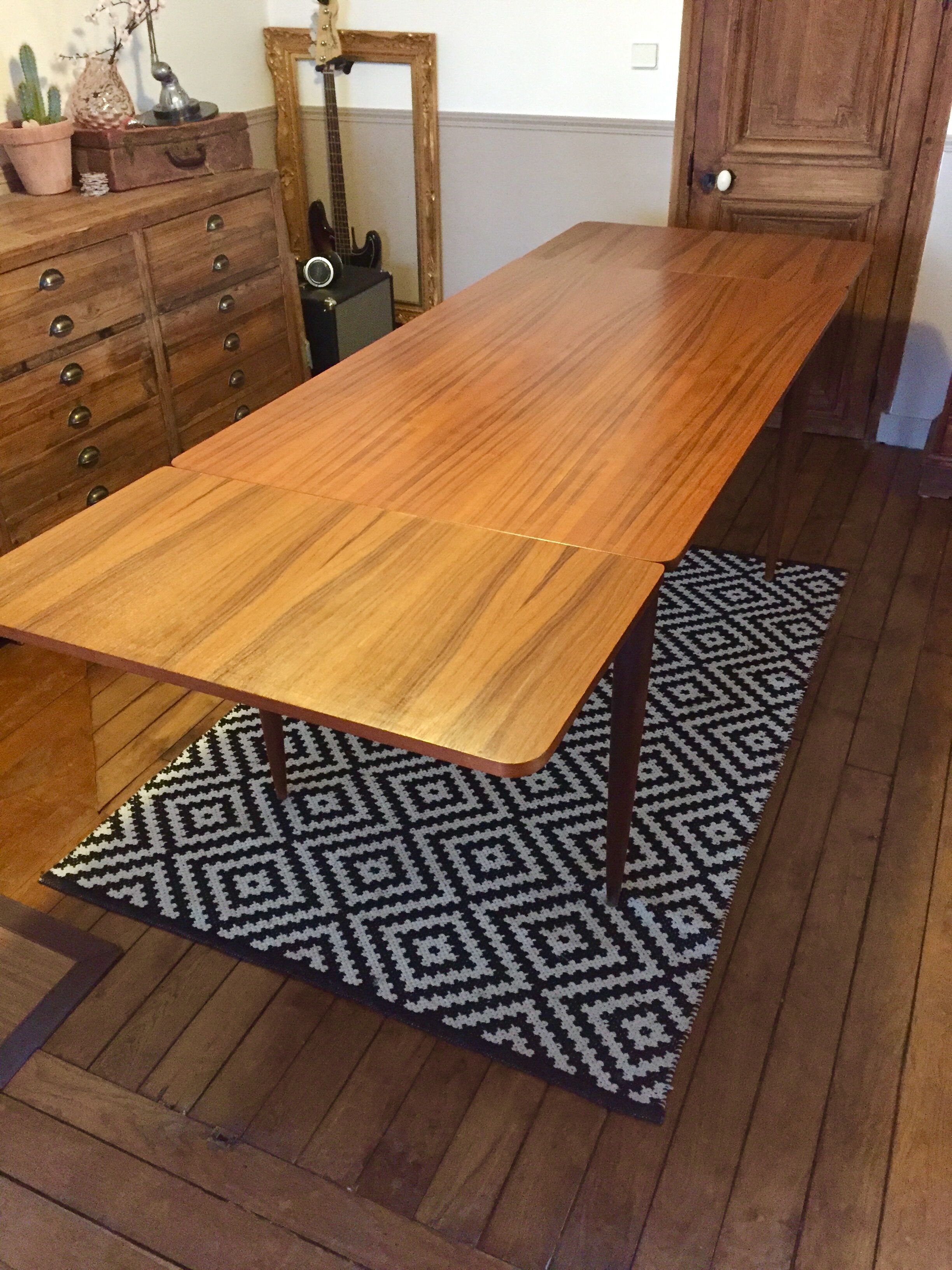 Extendable Scandinavian table
