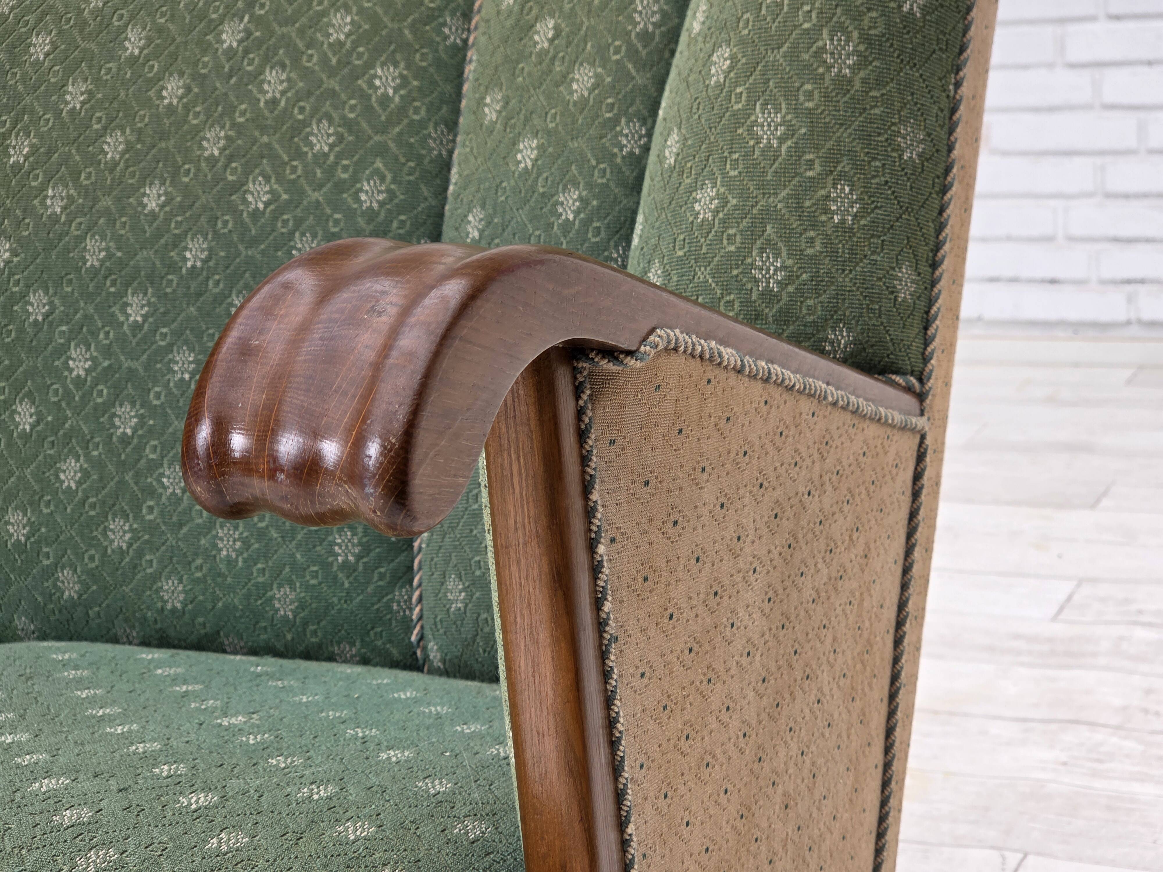 Canapé danois 3 places des années 1950, tissu en laine d'ameublement vert/beige, bois de chêne.