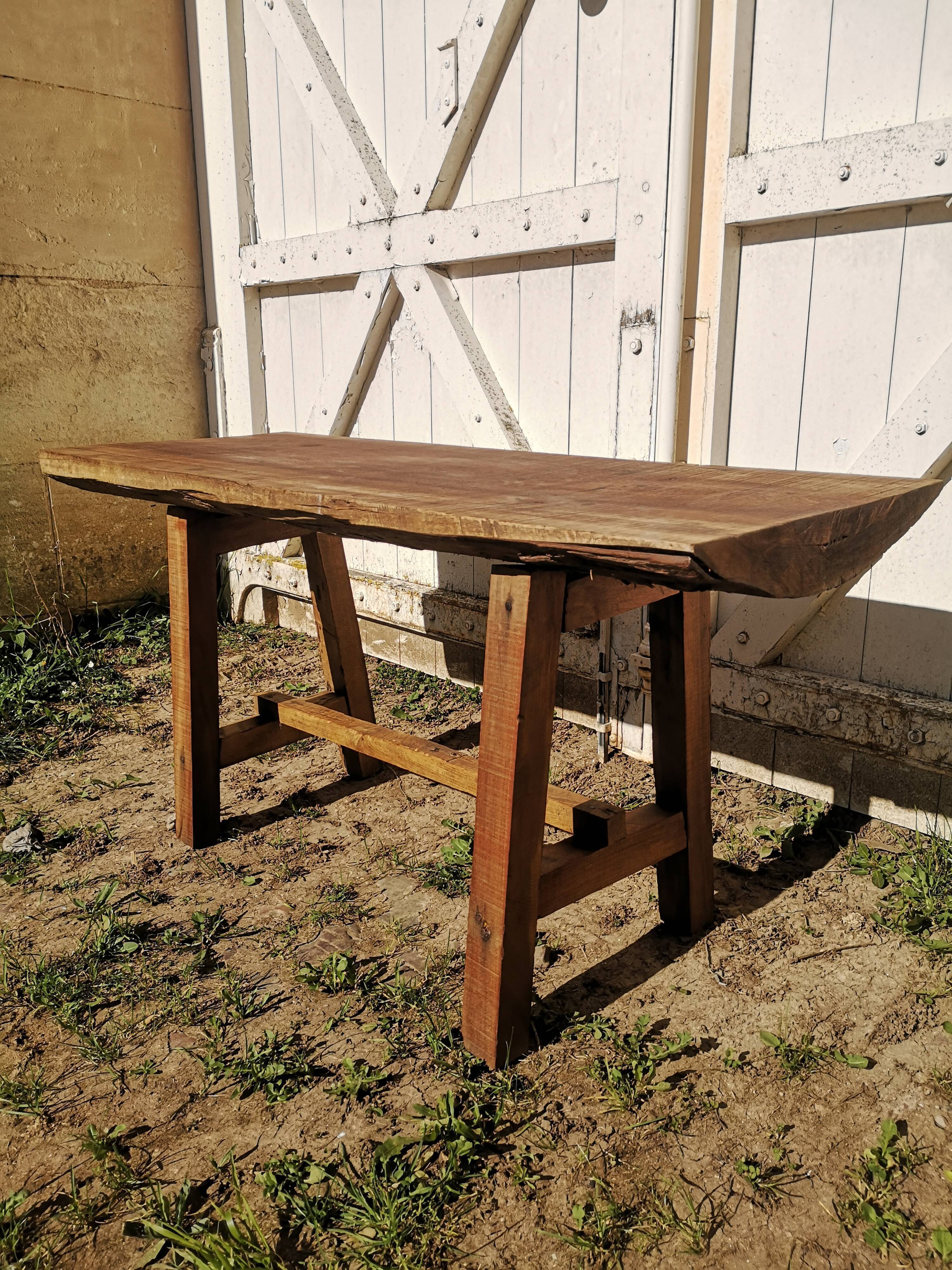 Firm-style coffee table