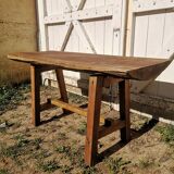 Firm-style coffee table