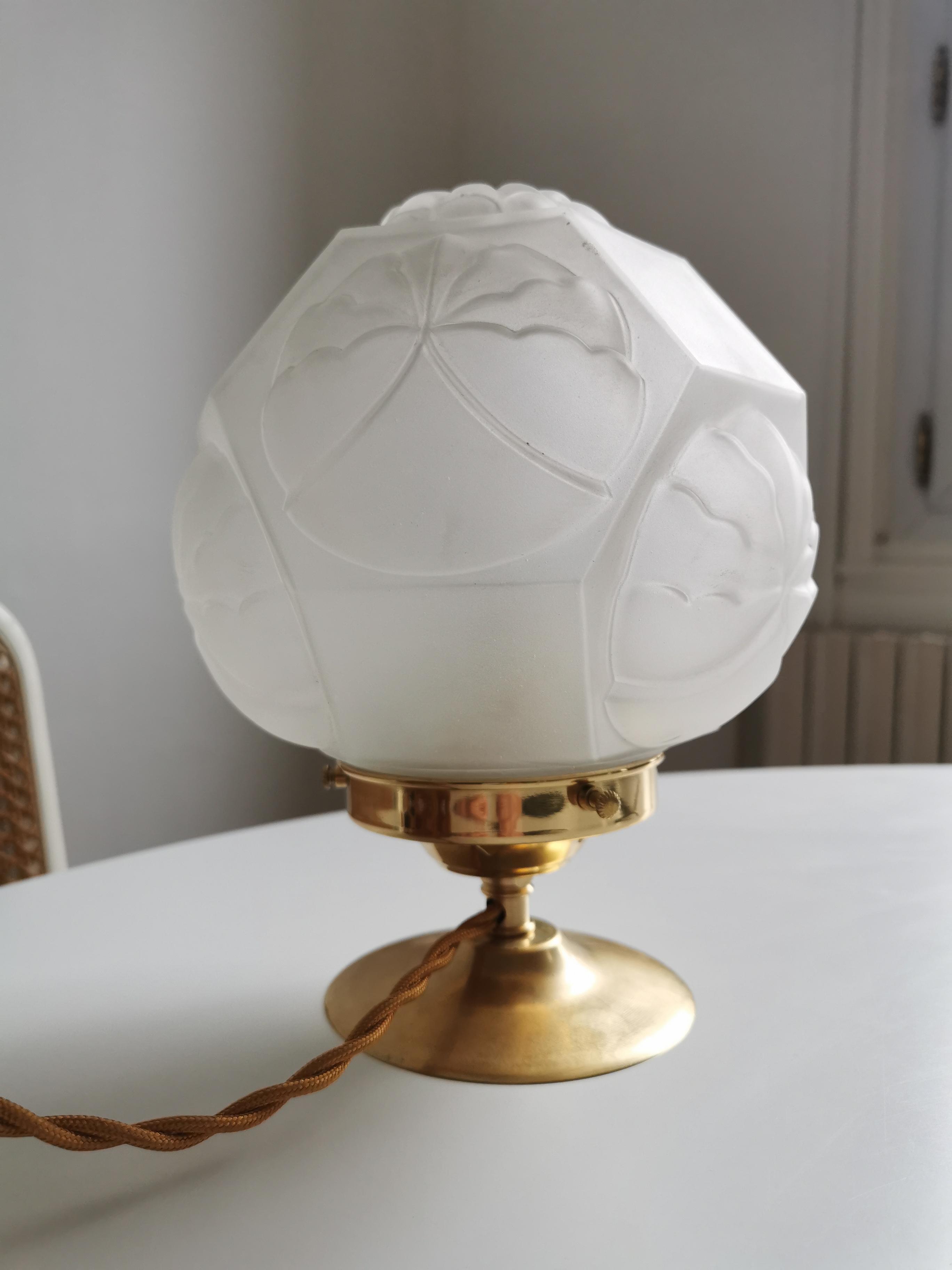 Lamp to lay art deco globe in frosted glass