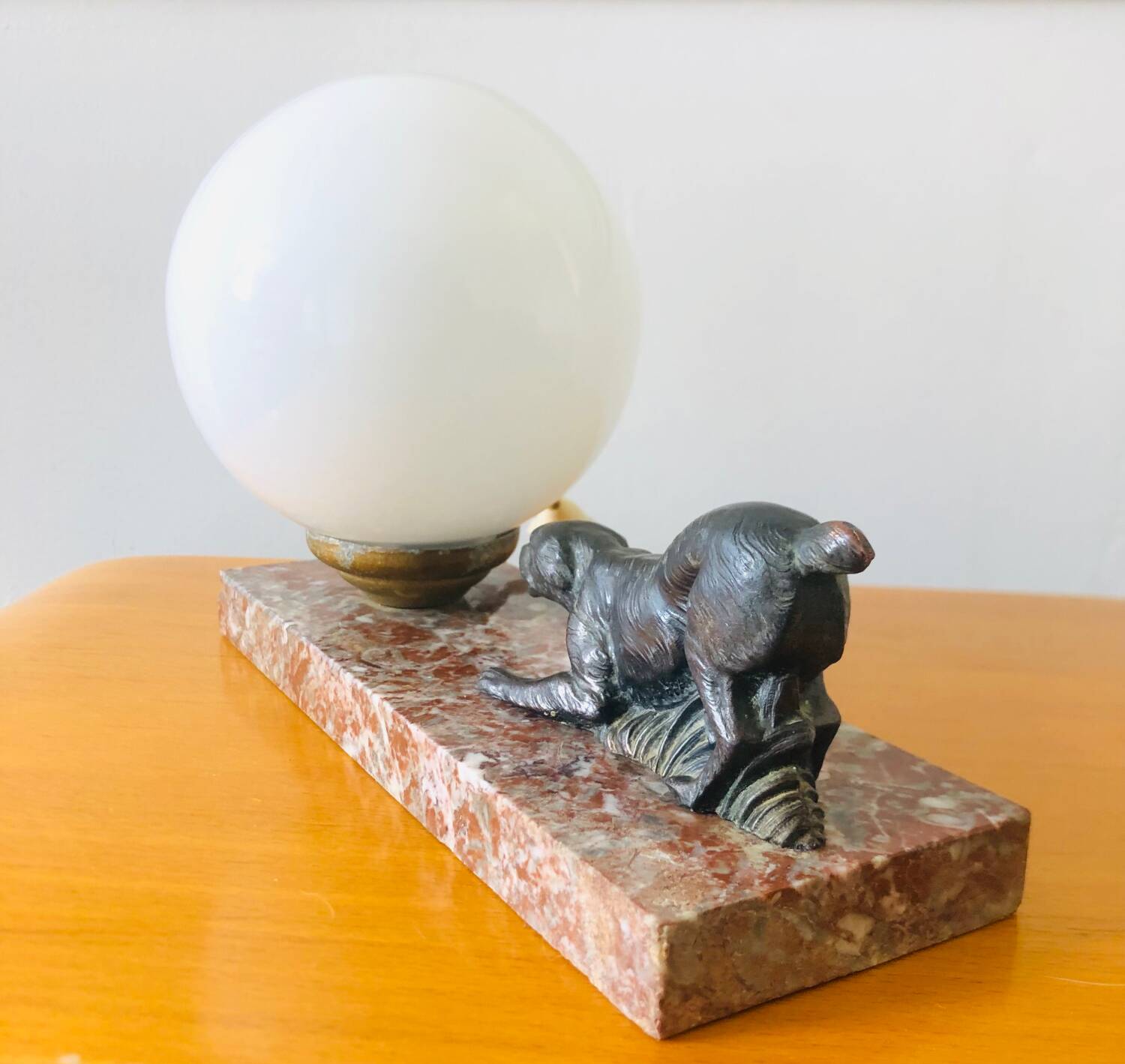 Lampe Art déco globe en opaline blanche et chien de chasse