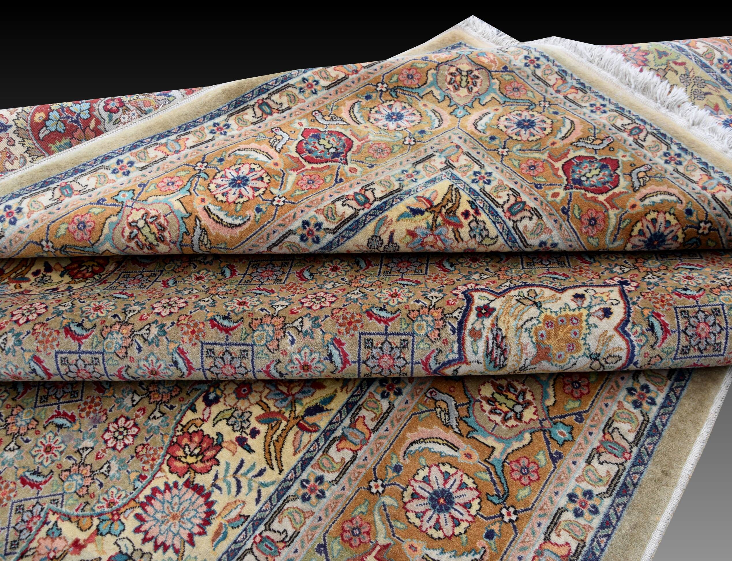 Oriental carpet tabriz iran: 2.08 x 3.08 metres in wool