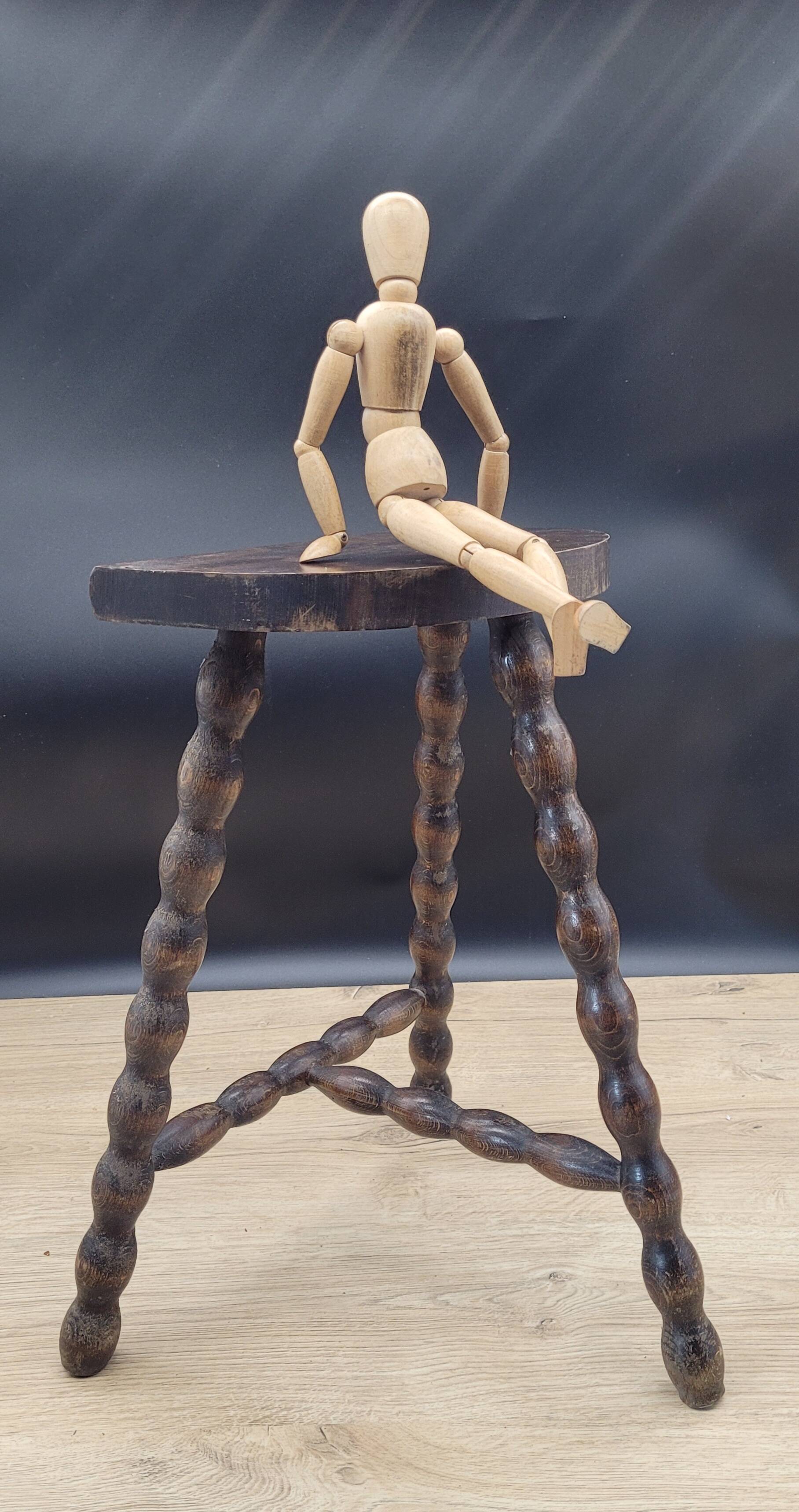 Tripod stool with square ball feet