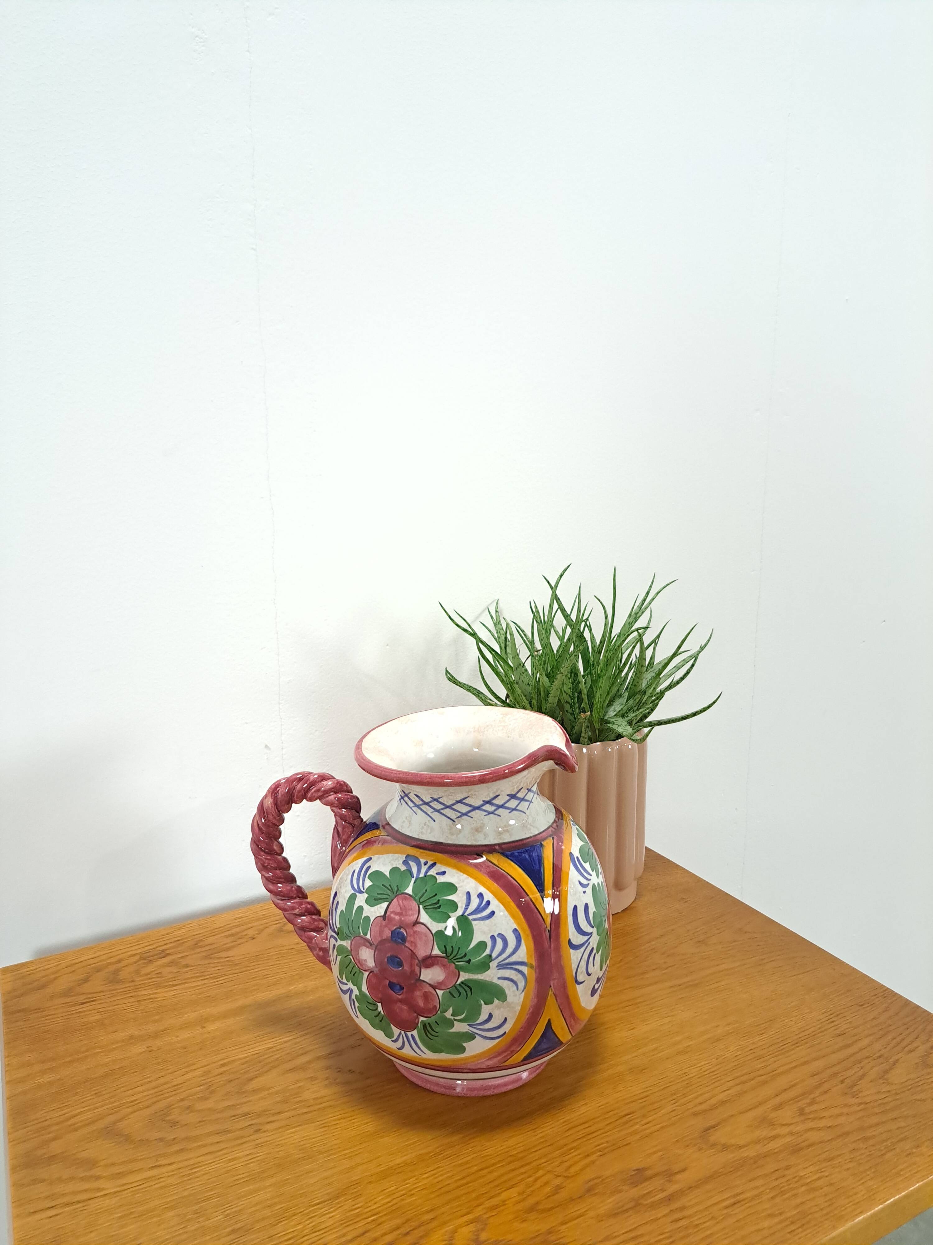 Porseleinen vintage roze kan met bloemen