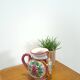 Porseleinen vintage roze kan met bloemen