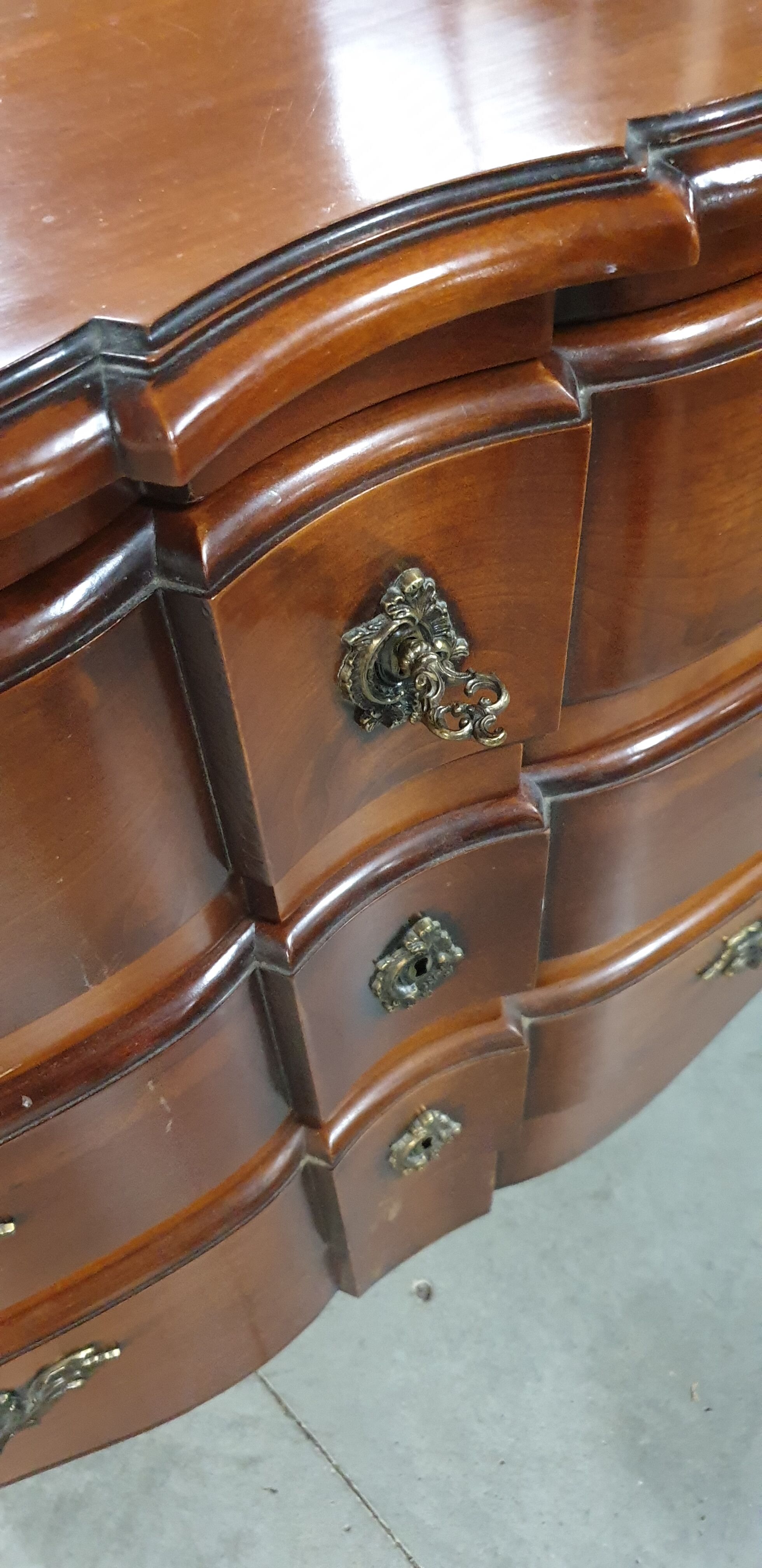 Chest of drawers crossbow