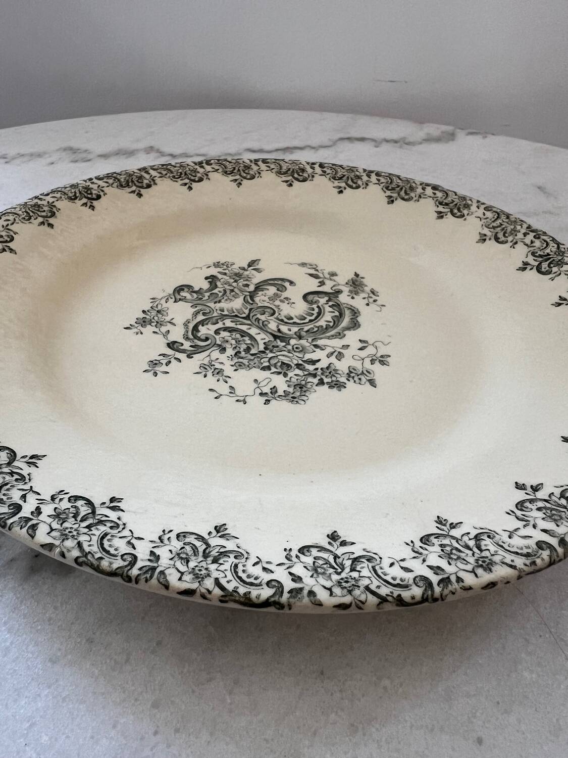 Assiette plate en terre de fer de la faïencerie Gien - modèle Louis XV