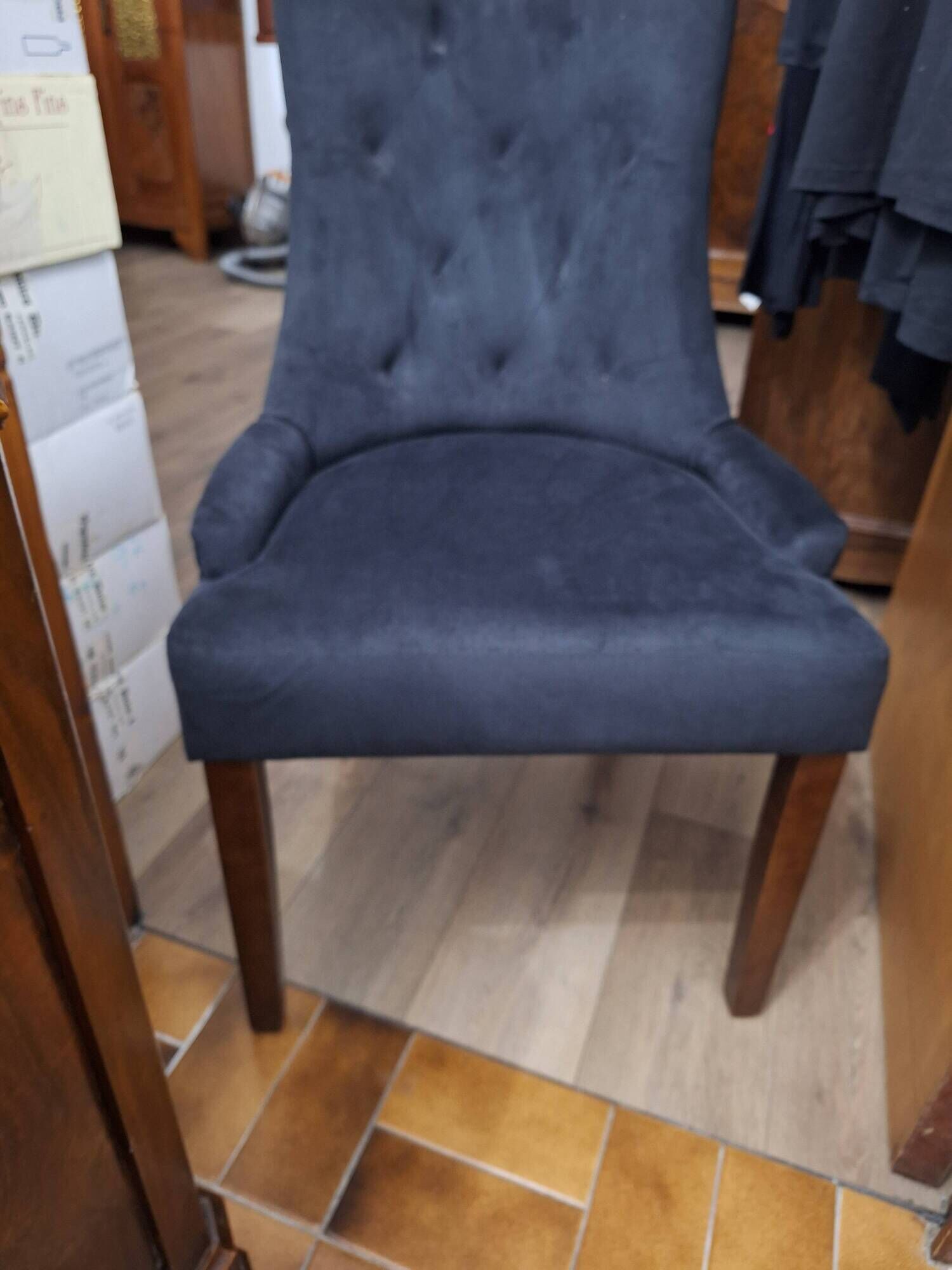 fauteuil capitonné velours noir design