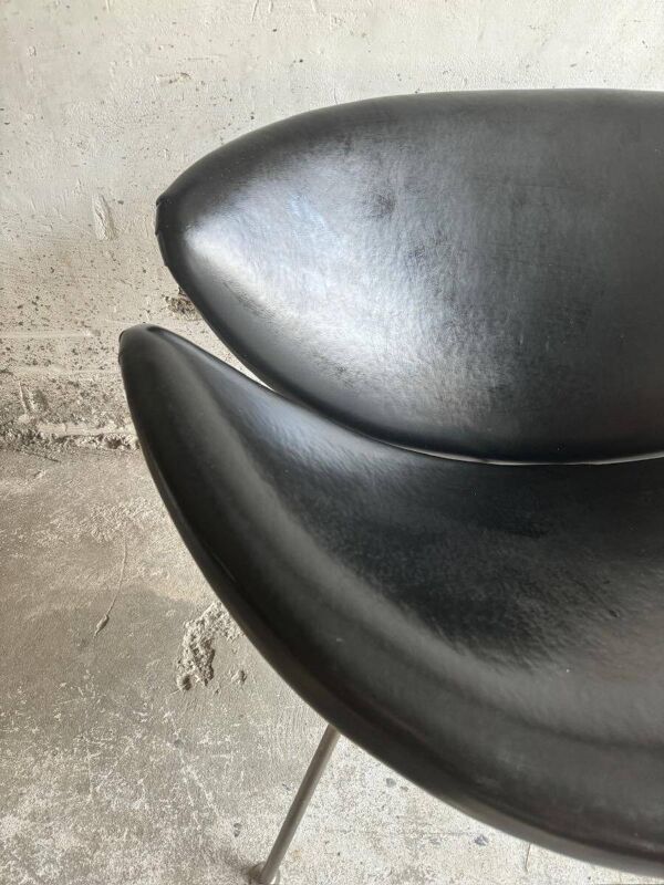 Chaise Slice de Pierre Paulin pour Artifort — Chaise de salon sculpturale en cuir noir des années 1960, pieds en métal