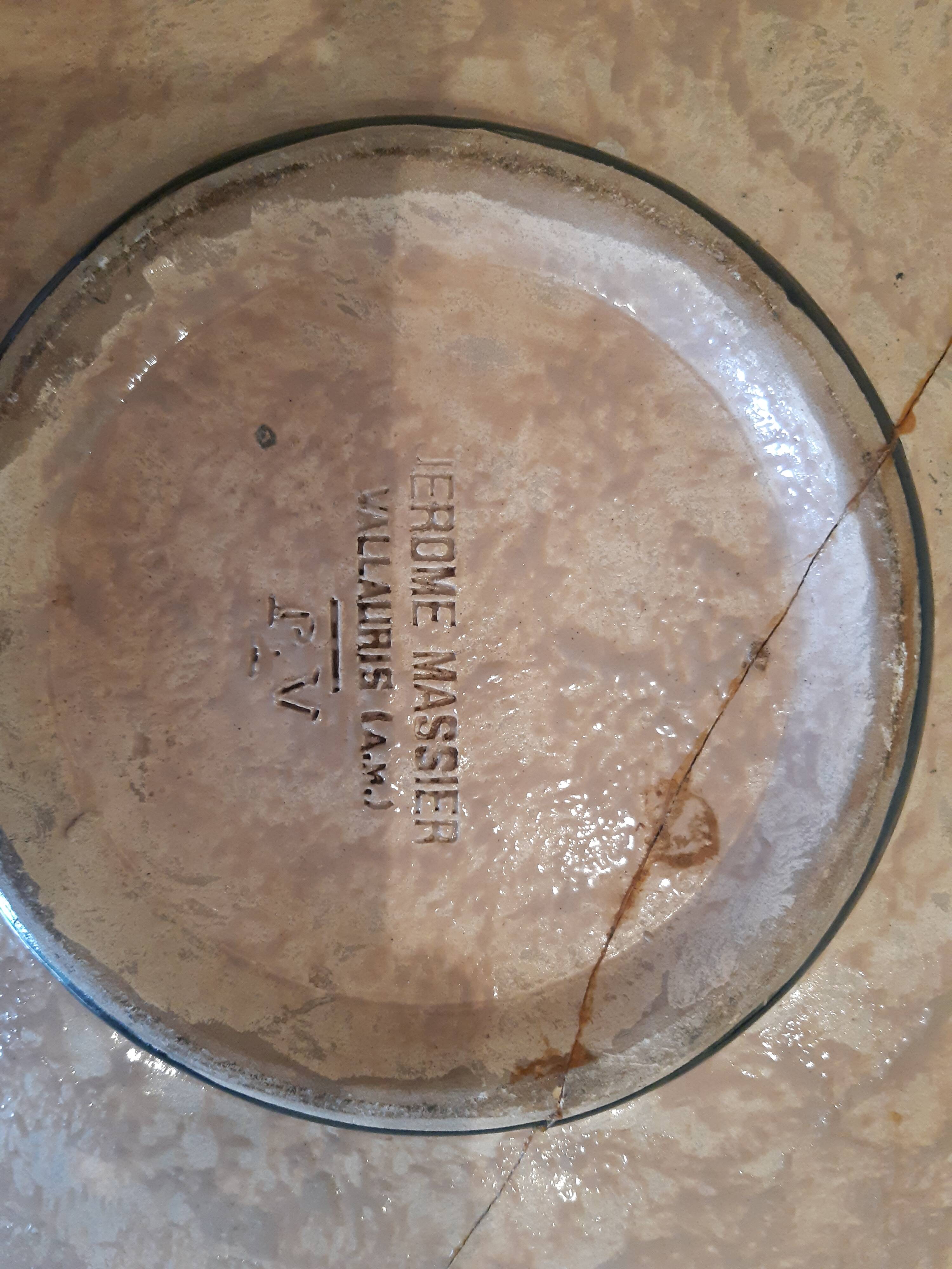 Flat plate by Jérôme Massier, from Vallauris, cracked. Decoration in slight relief.