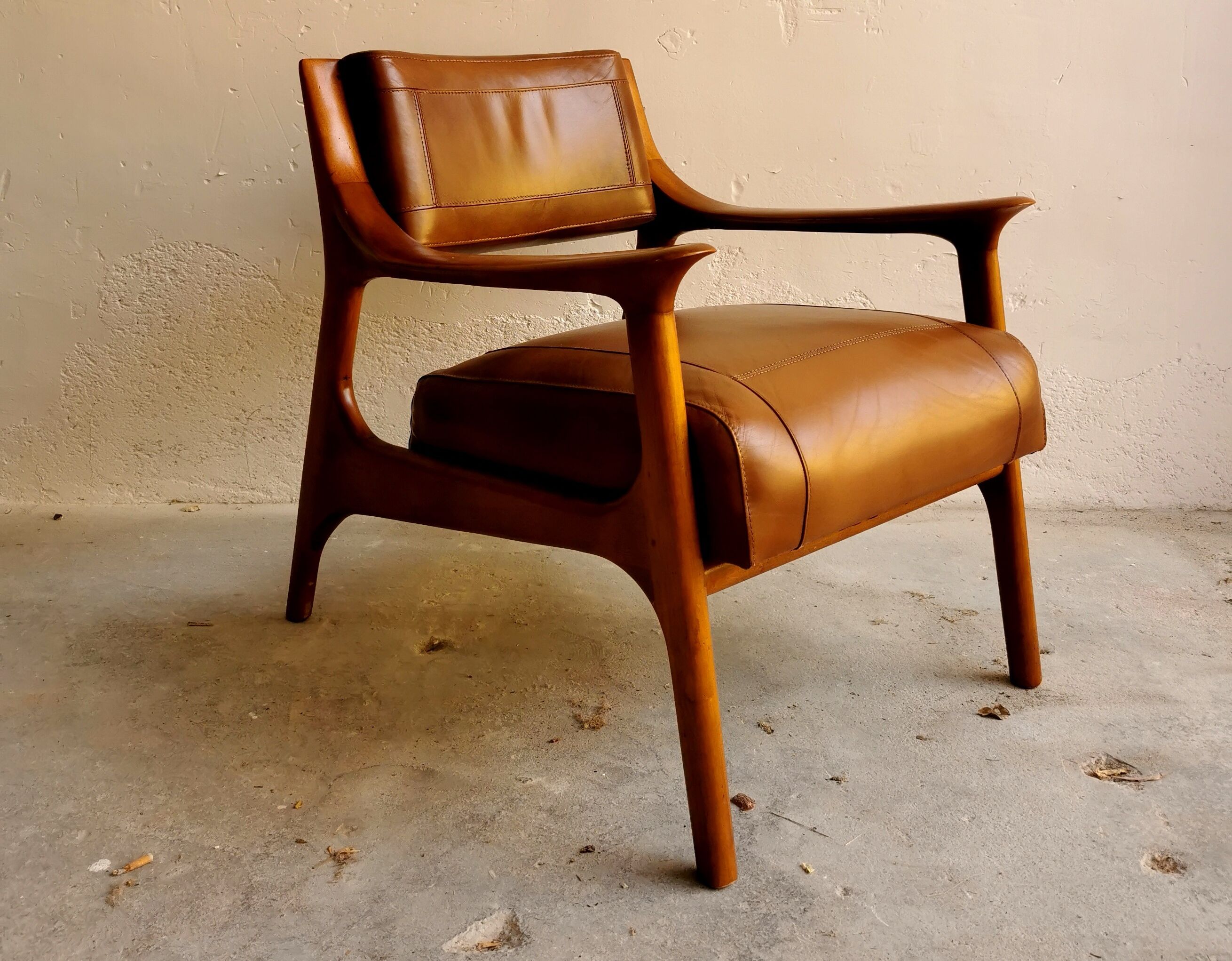 Fauteuil scandinace en cuir et noyer de Ferdinand 1960