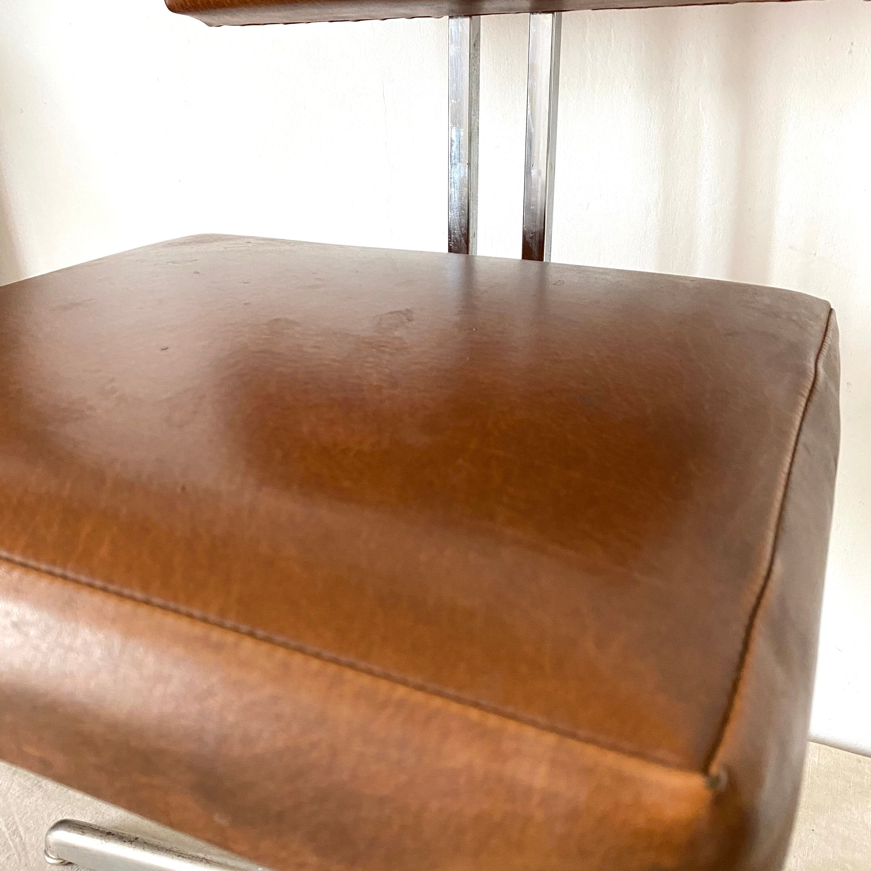 Vintage industrial office chair in skaï