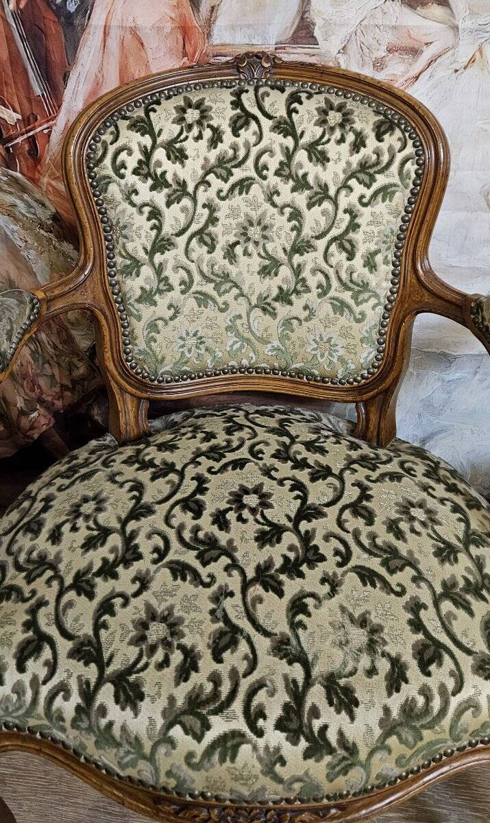Paire de fauteuils style Louis XV, en bois massif finement sculpté