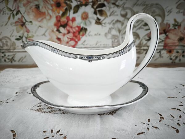Saucière sur dormant en porcelaine anglaise Wedgwood modèle Amherst