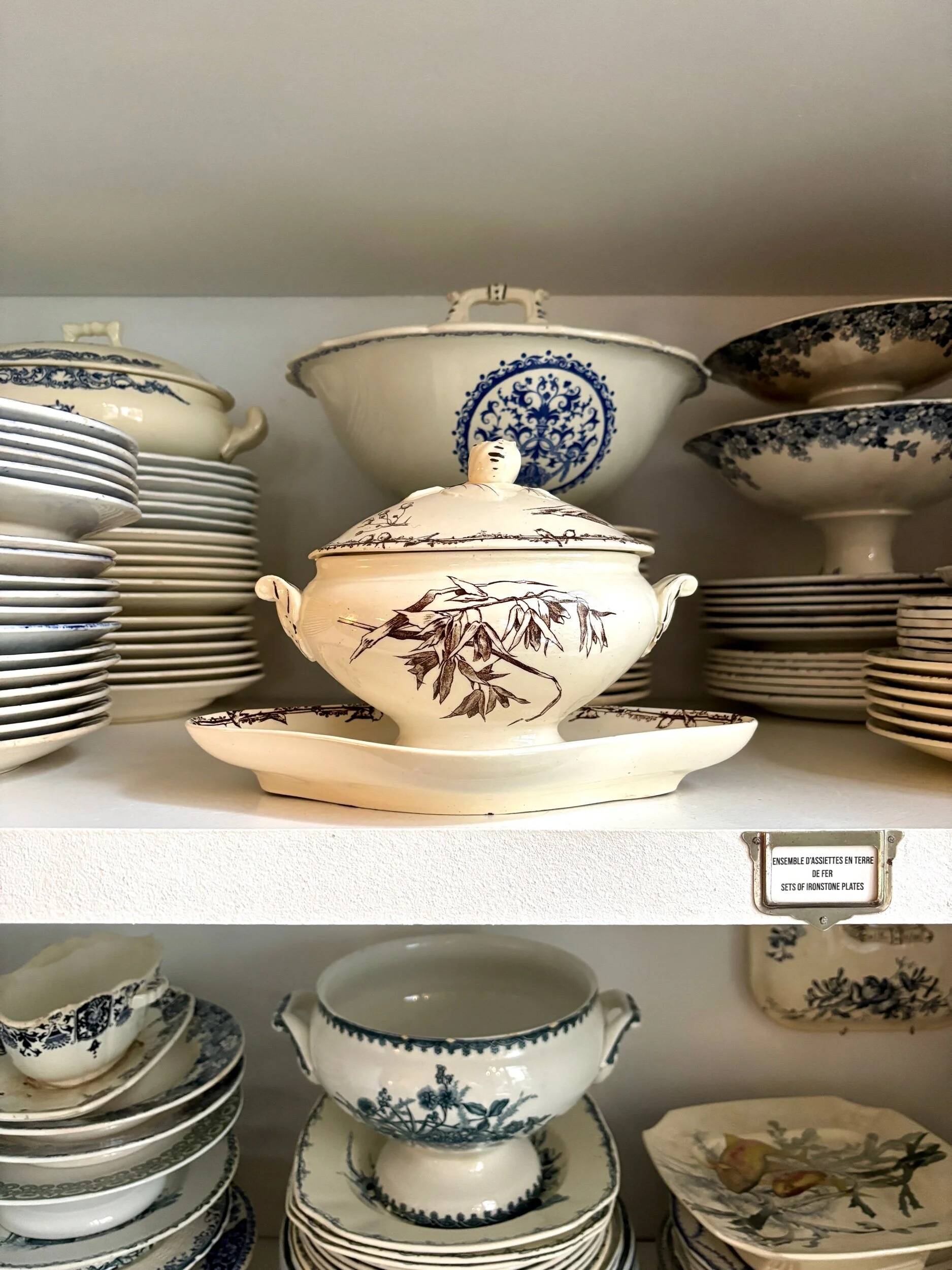 HB & Cie brown ironstone gravy boat with lid