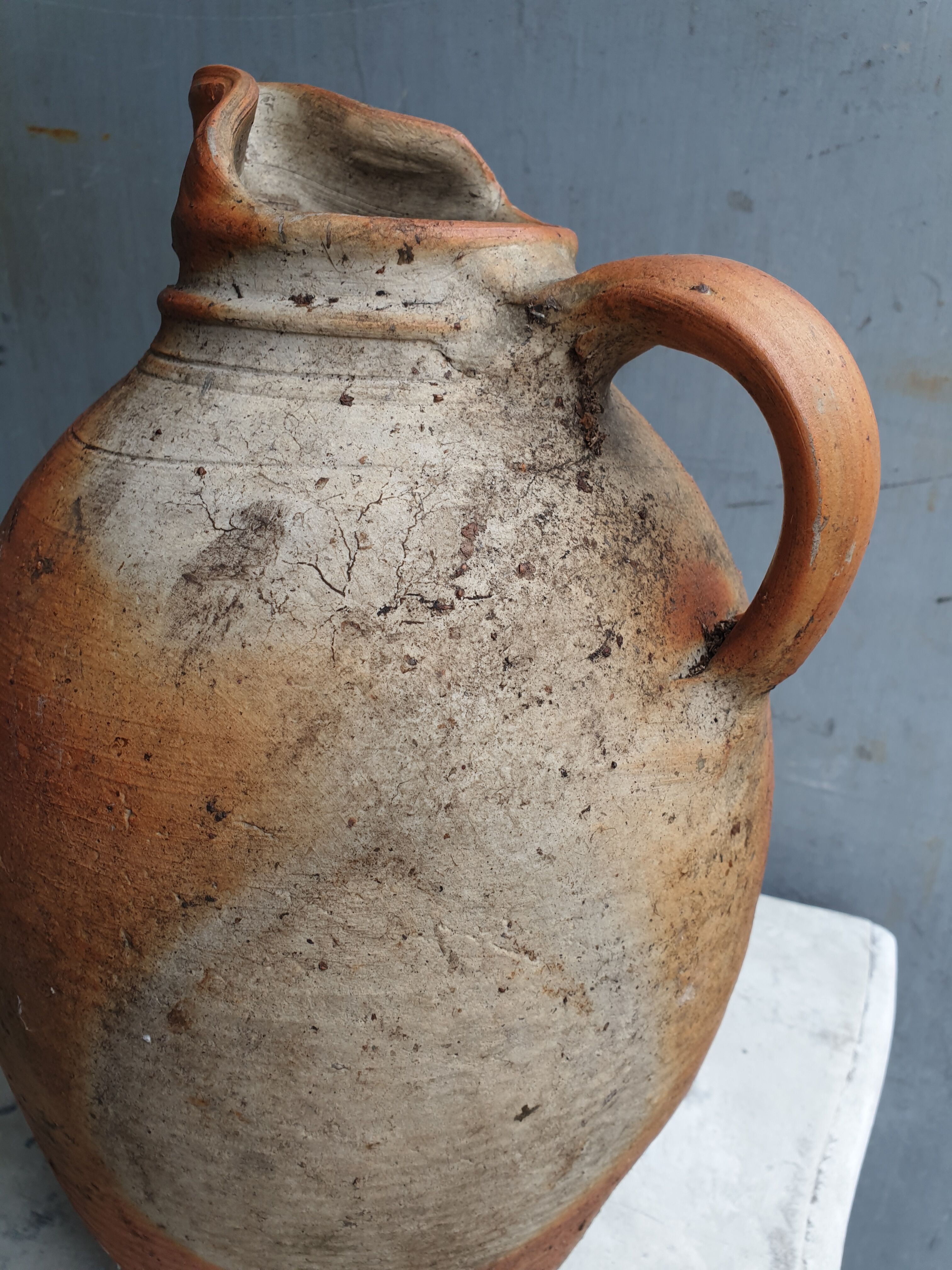 Pichet ou jarre ancienne en terre cuite