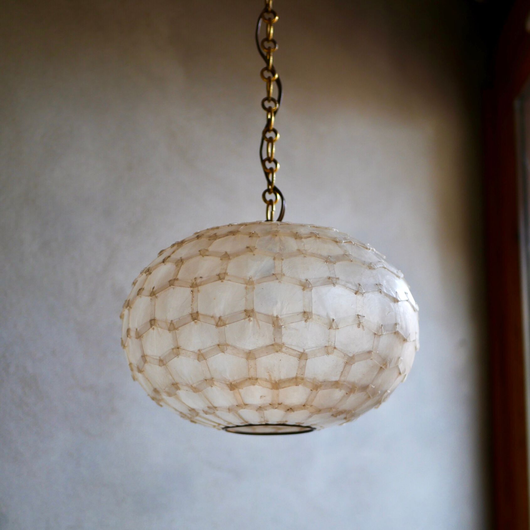 Suspension in pearls of mother-of-pearl of Capiz and brass