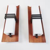 Appliques en teck et verre opalin, lot de 2