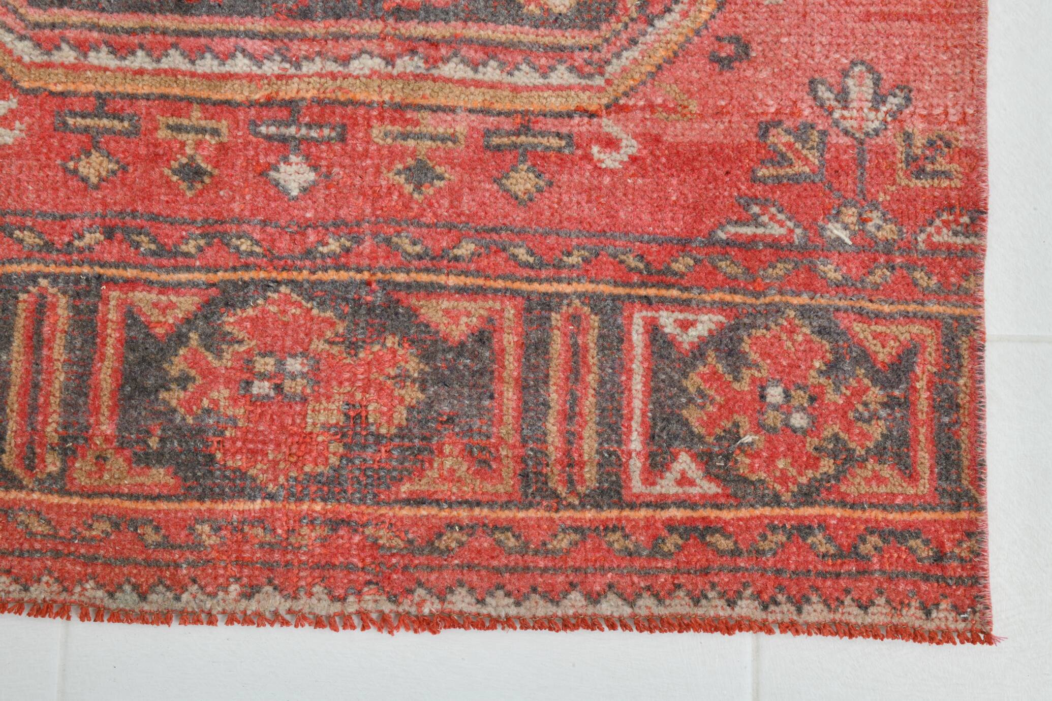 Tapis couloir vintage corail et beige aux motifs orientaux adoucis