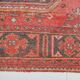 Tapis couloir vintage corail et beige aux motifs orientaux adoucis