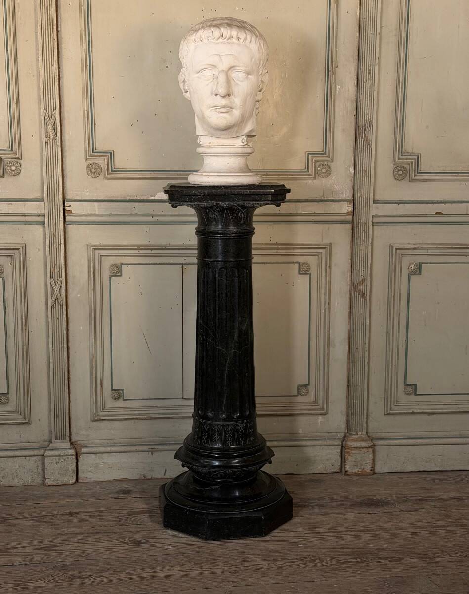 Column in green serpentine marble, circa 1880