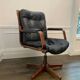 Fauteuil de bureau avec accoudoirs design vintage - Executive chair pivotant en cuir noir italien par Co.Fe.Mo années 80