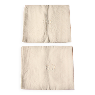 A set of 2 white linen napkins with GD monograms