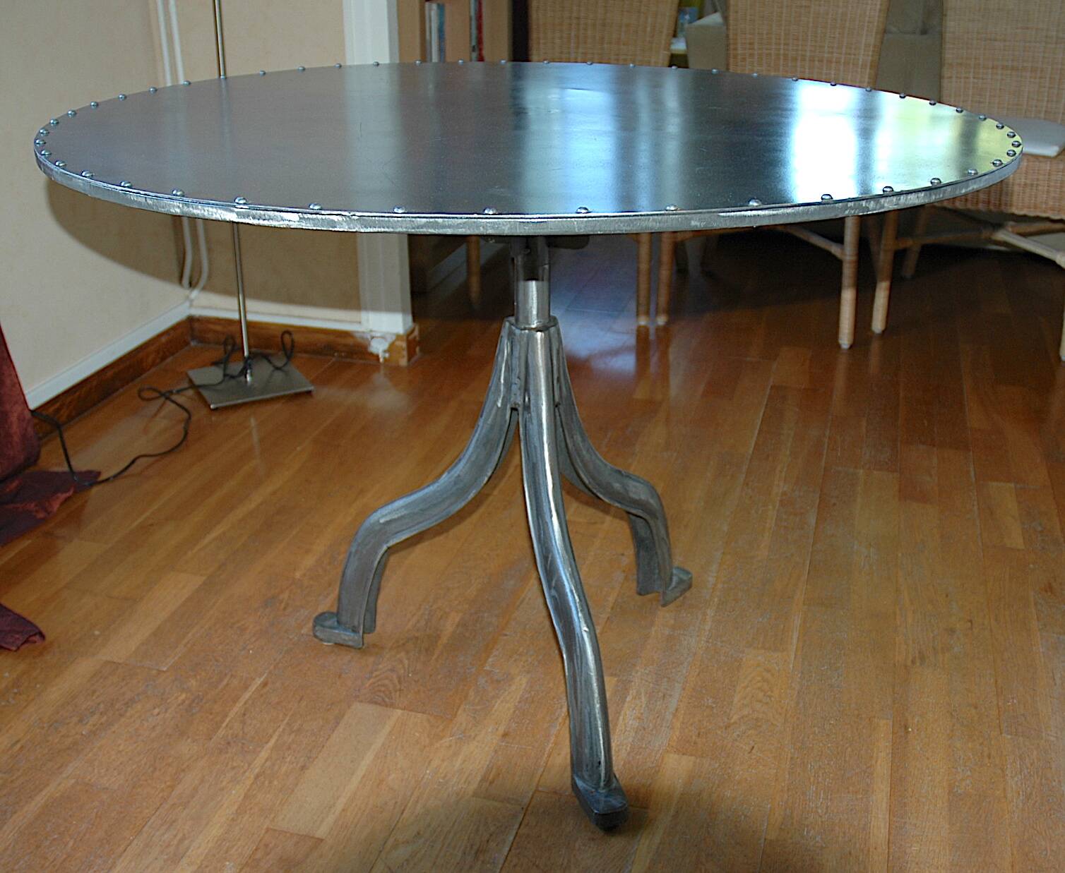 Table d’artiste créateur indépendant, ronde, en acier, style industriel, état neuf