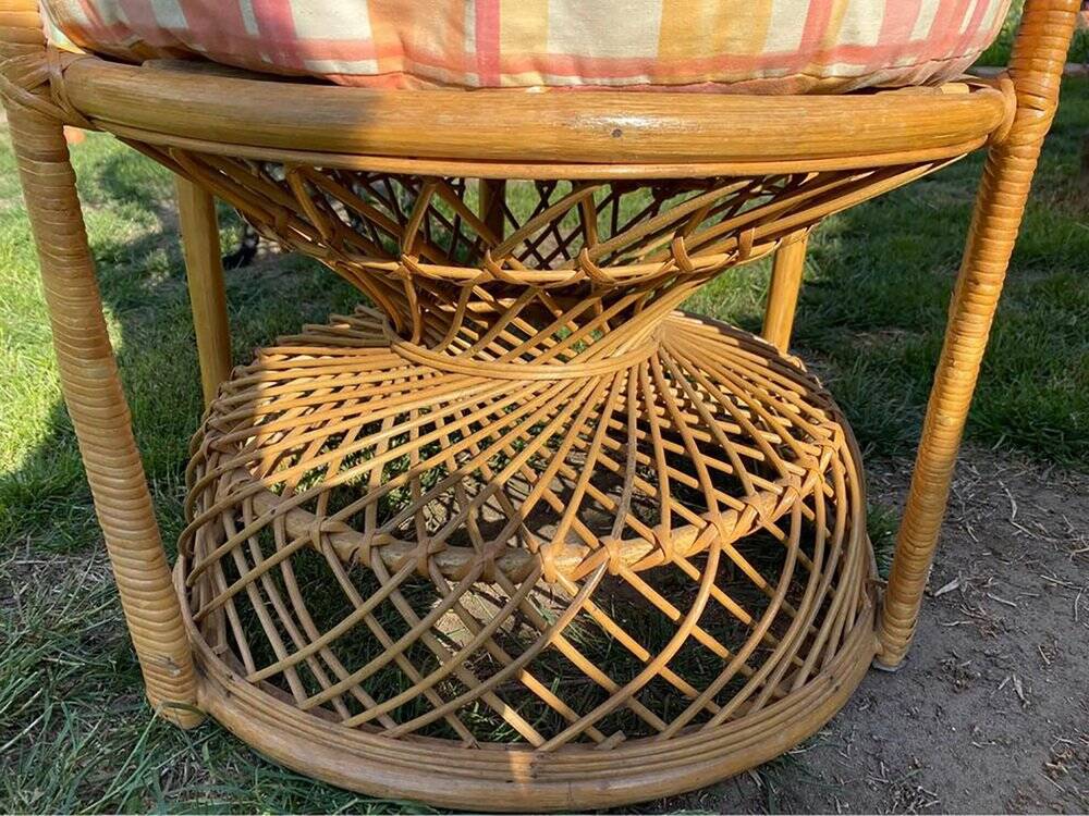 Vintage peacock chair in sculptural blonde rattan, fan back from the 1970s.